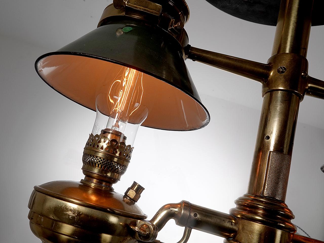 Pochi esemplari di queste lampade vittoriane di lusso esistono ancora. Gli esemplari rimasti sono finiti nei musei. Questo era il tipo e la qualità di illuminazione centrale utilizzata nelle auto private di lusso Pullman dell'epoca. Facevano anche