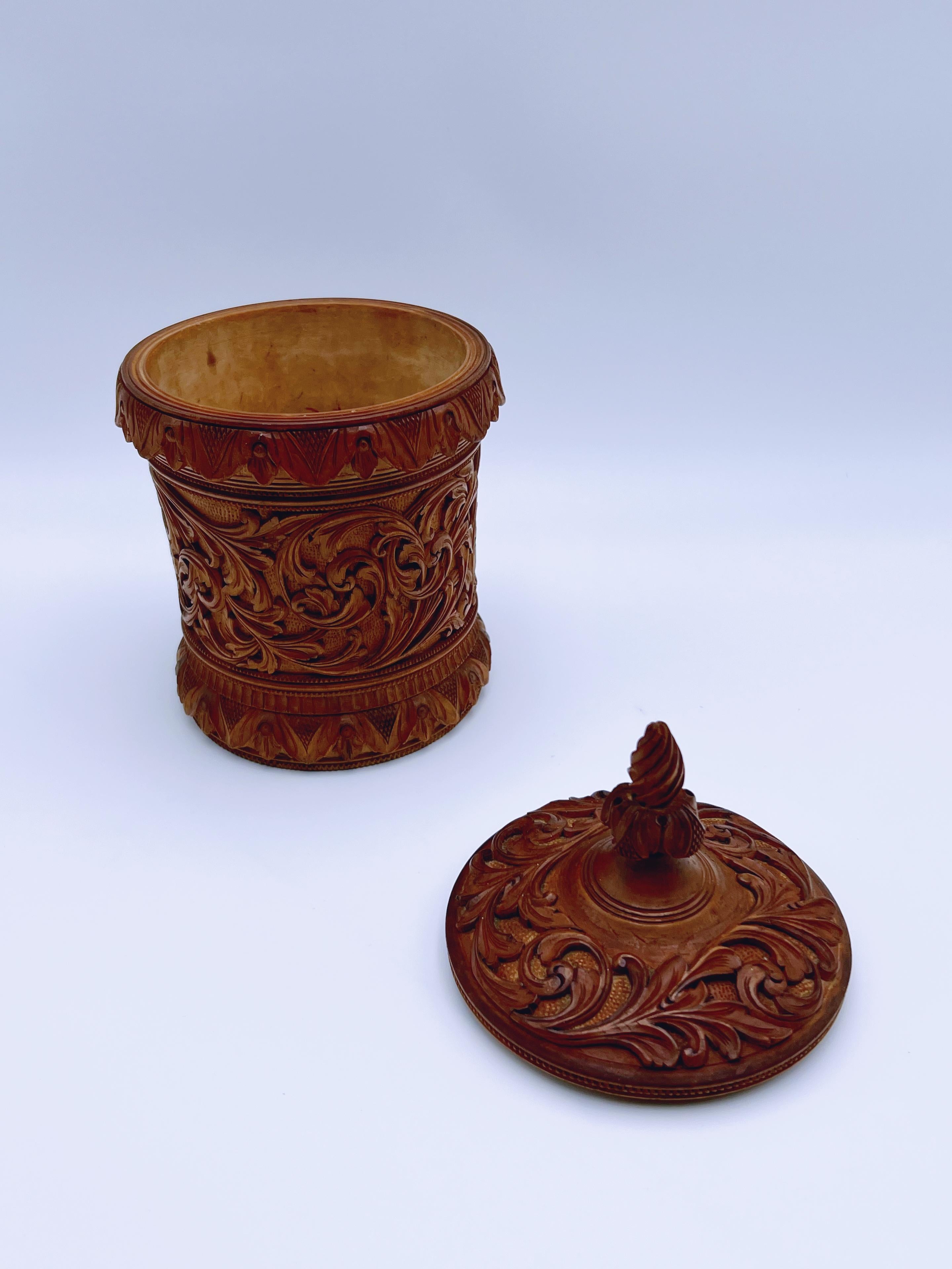1800er Norwegische Volkskunst Box, handgeschnitzt von Ole Olsen Moene (1839-1908) im Angebot 6