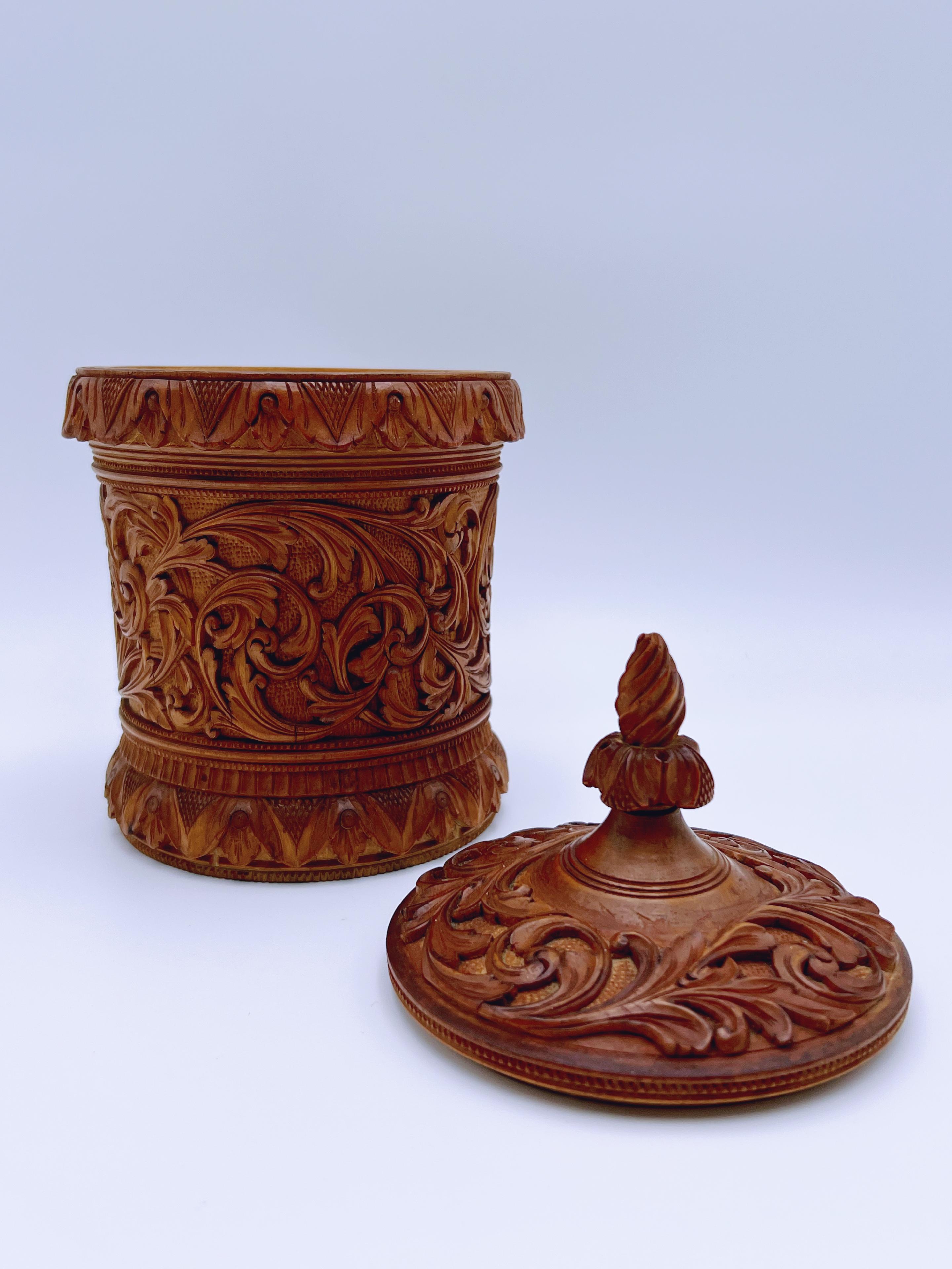 1800er Norwegische Volkskunst Box, handgeschnitzt von Ole Olsen Moene (1839-1908) im Angebot 10