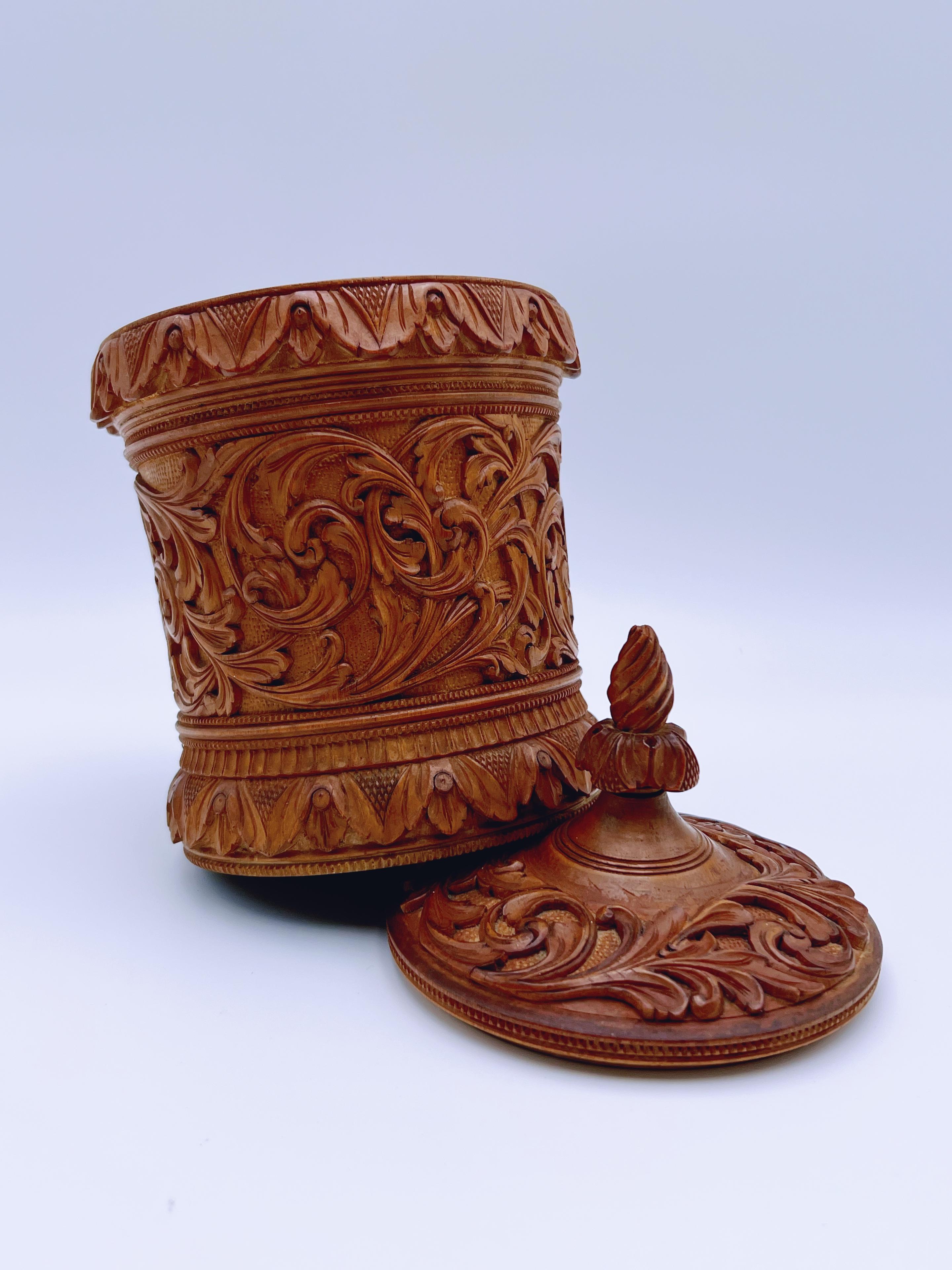 1800er Norwegische Volkskunst Box, handgeschnitzt von Ole Olsen Moene (1839-1908) (Handgefertigt) im Angebot
