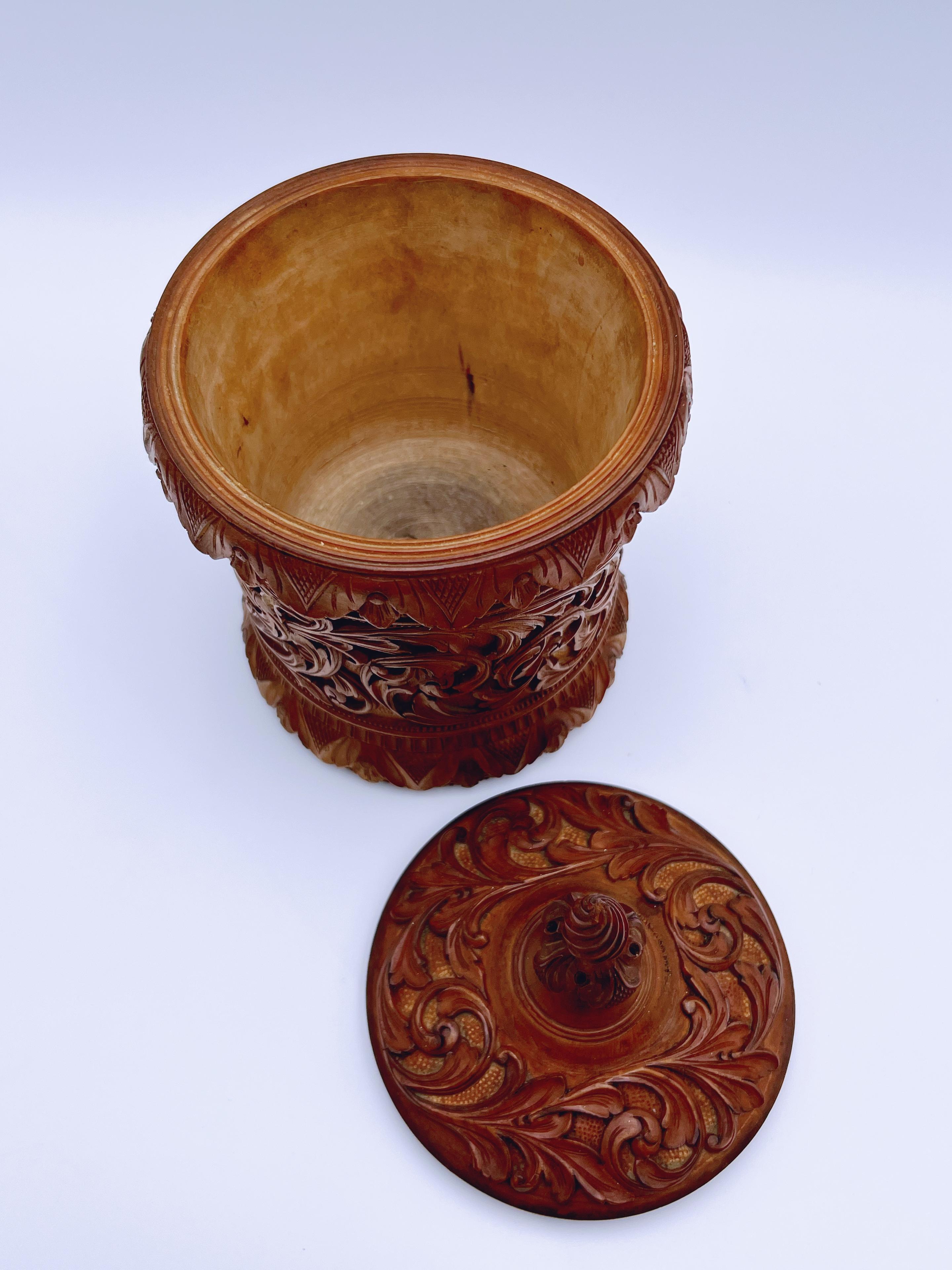 1800er Norwegische Volkskunst Box, handgeschnitzt von Ole Olsen Moene (1839-1908) (19. Jahrhundert) im Angebot
