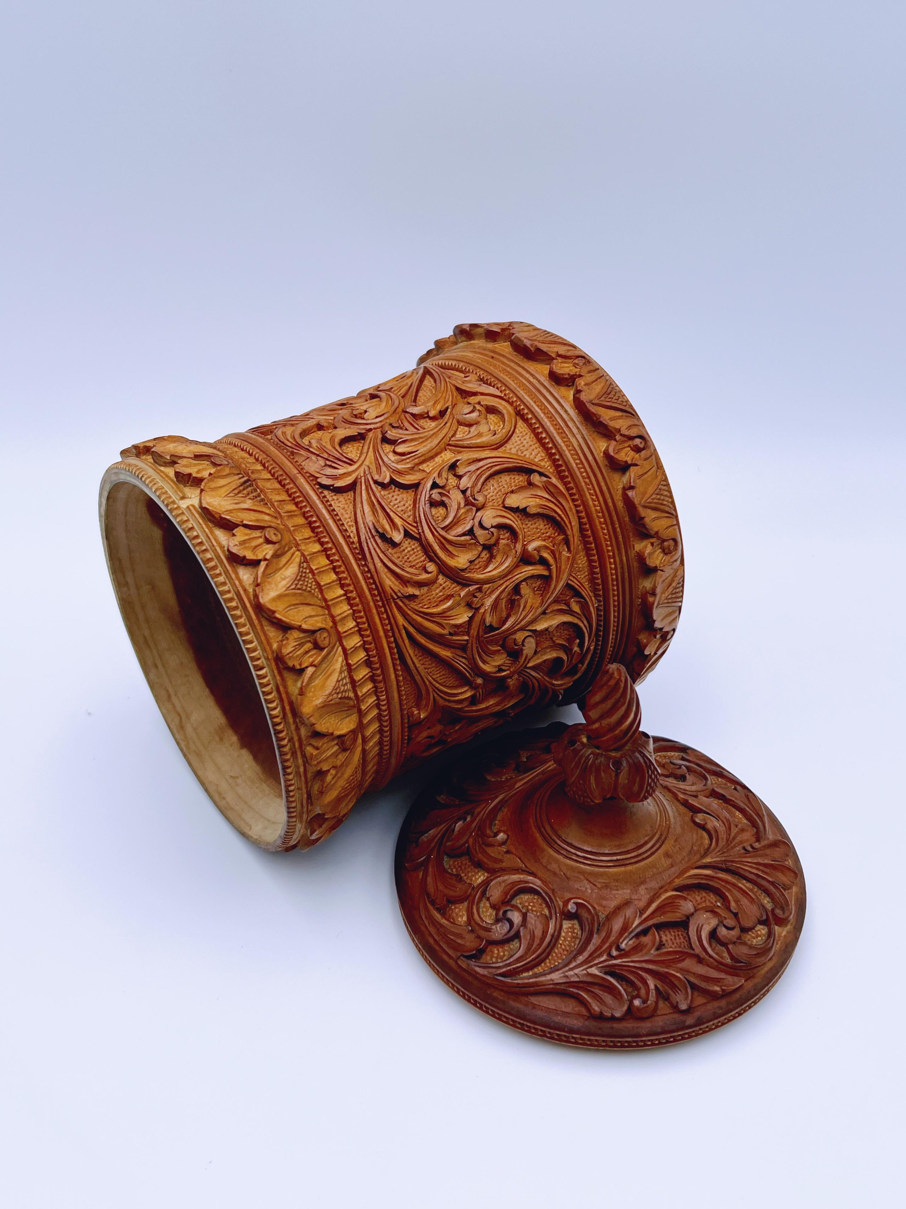 1800er Norwegische Volkskunst Box, handgeschnitzt von Ole Olsen Moene (1839-1908) (Birke) im Angebot