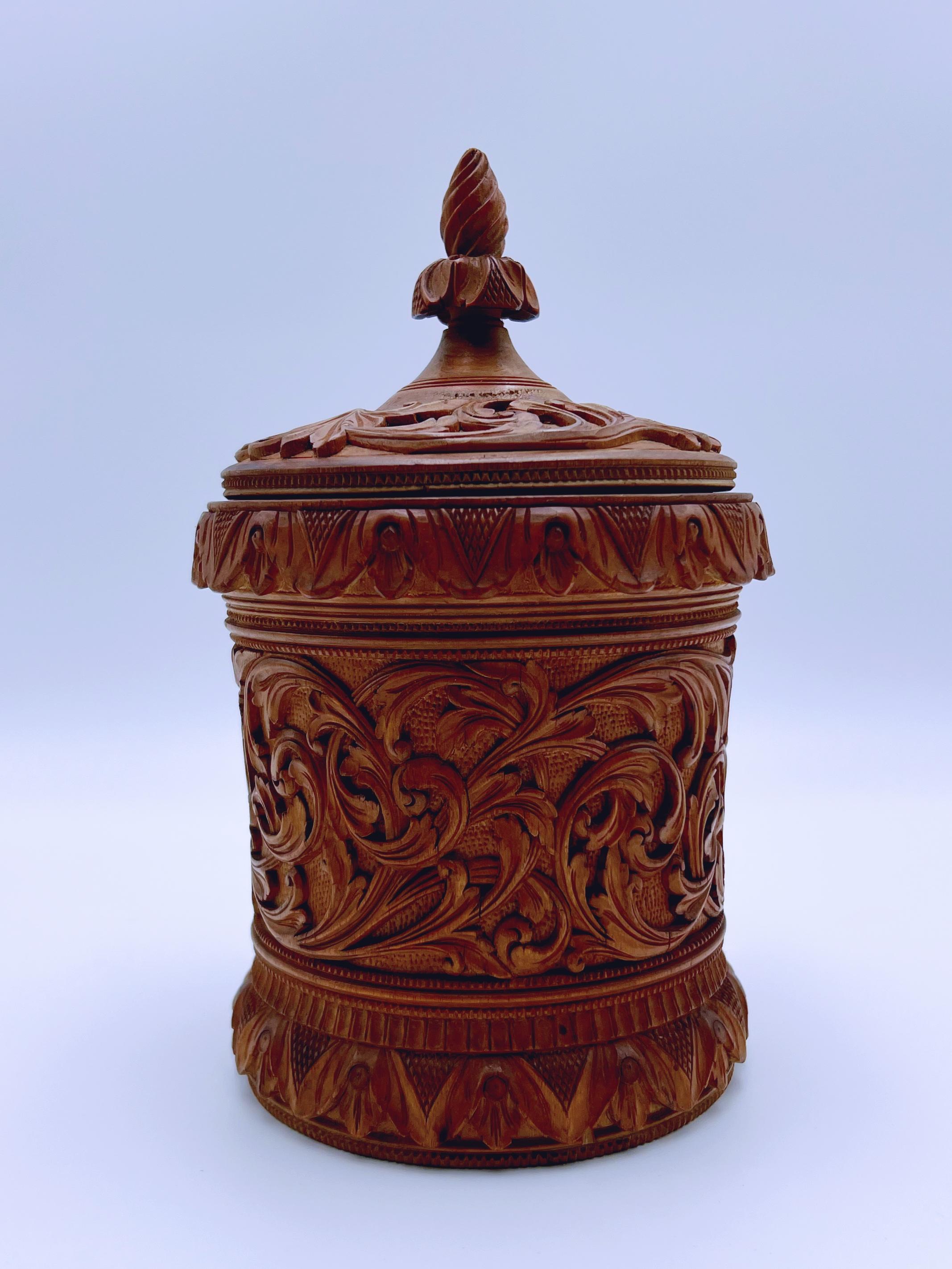1800er Norwegische Volkskunst Box, handgeschnitzt von Ole Olsen Moene (1839-1908) im Angebot 1