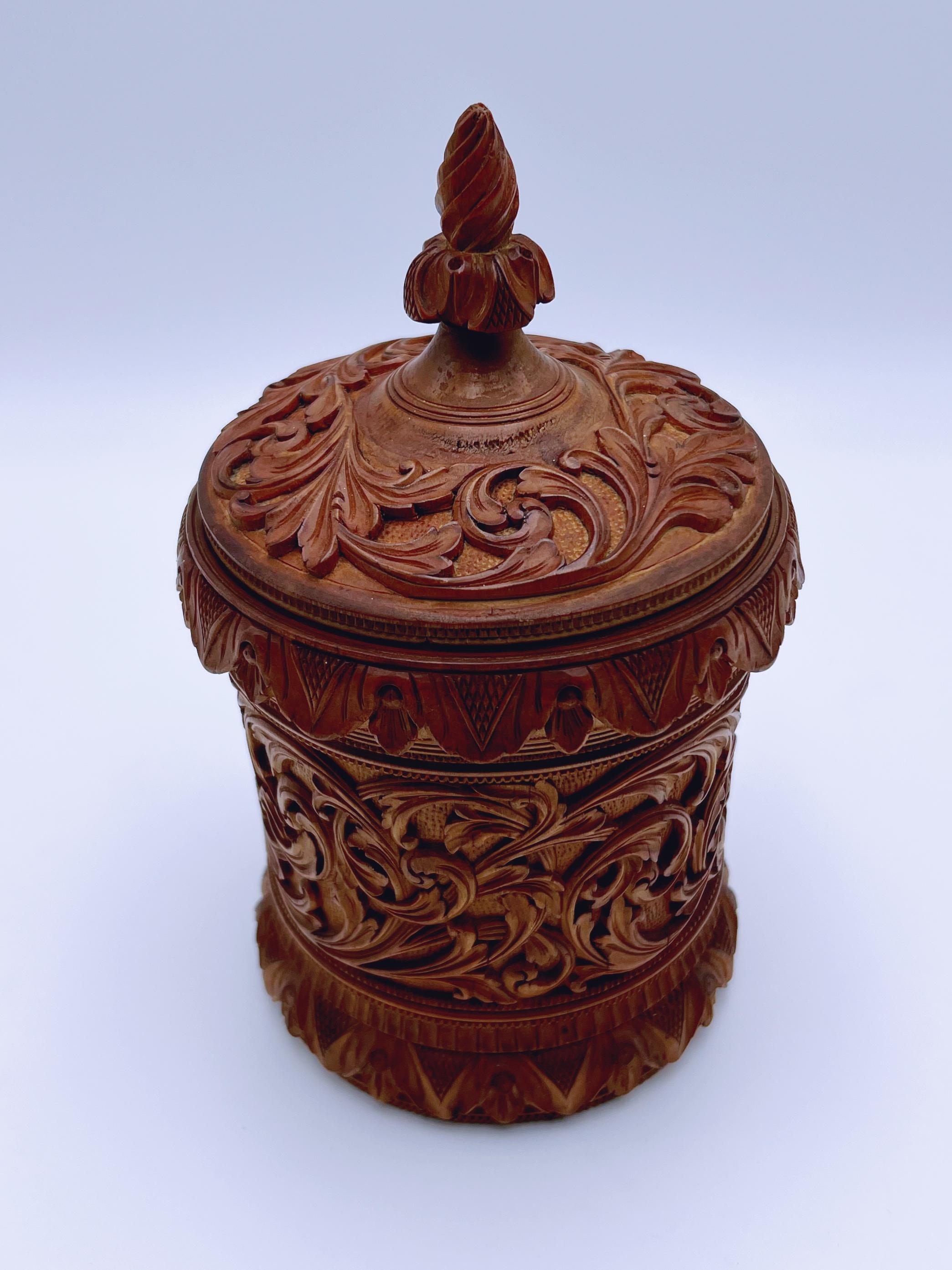 1800er Norwegische Volkskunst Box, handgeschnitzt von Ole Olsen Moene (1839-1908) im Angebot 3