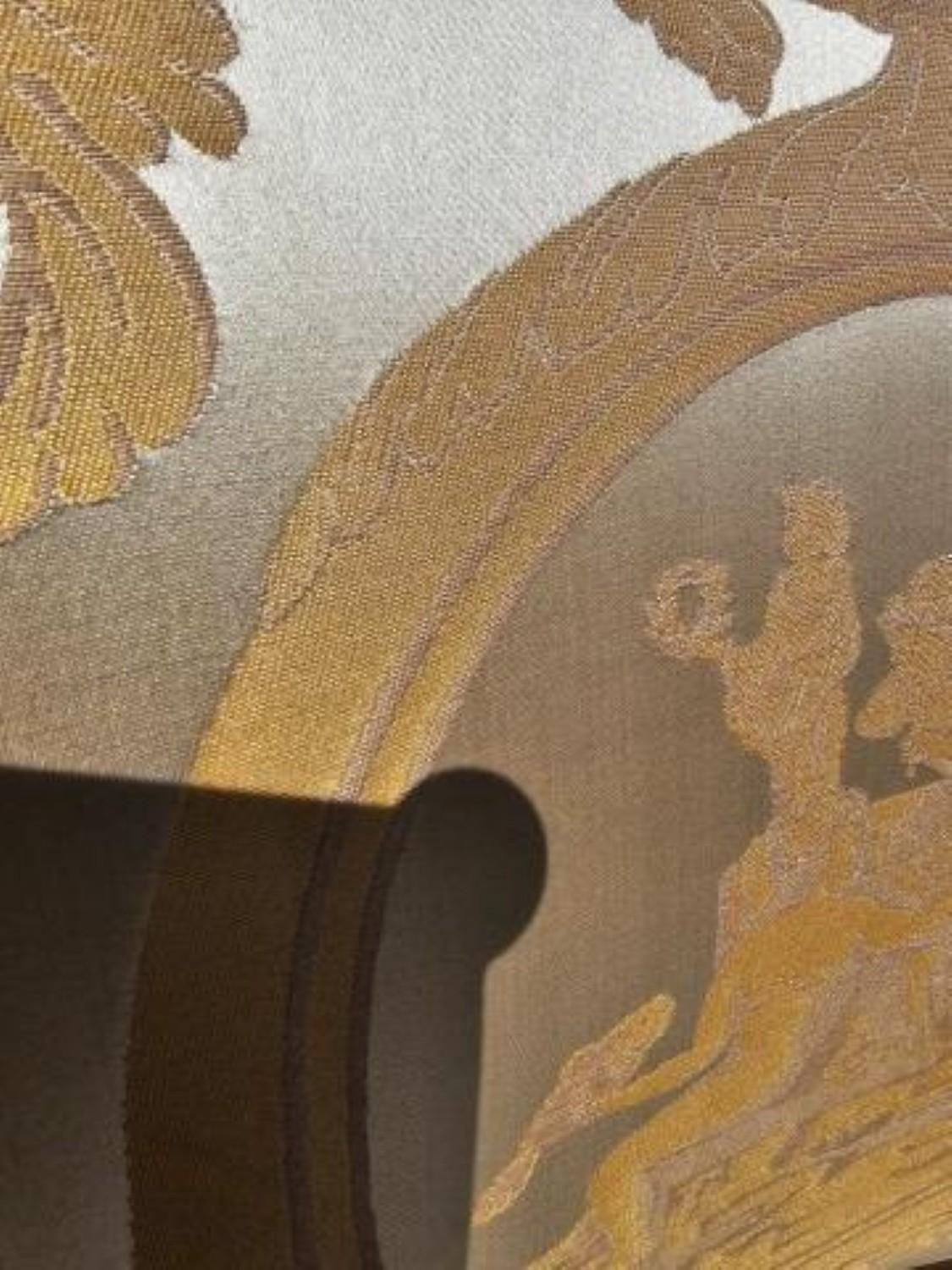 Americano Coppia di poltrone ornate in mogano scuro dell'800 con tappezzeria in seta in vendita