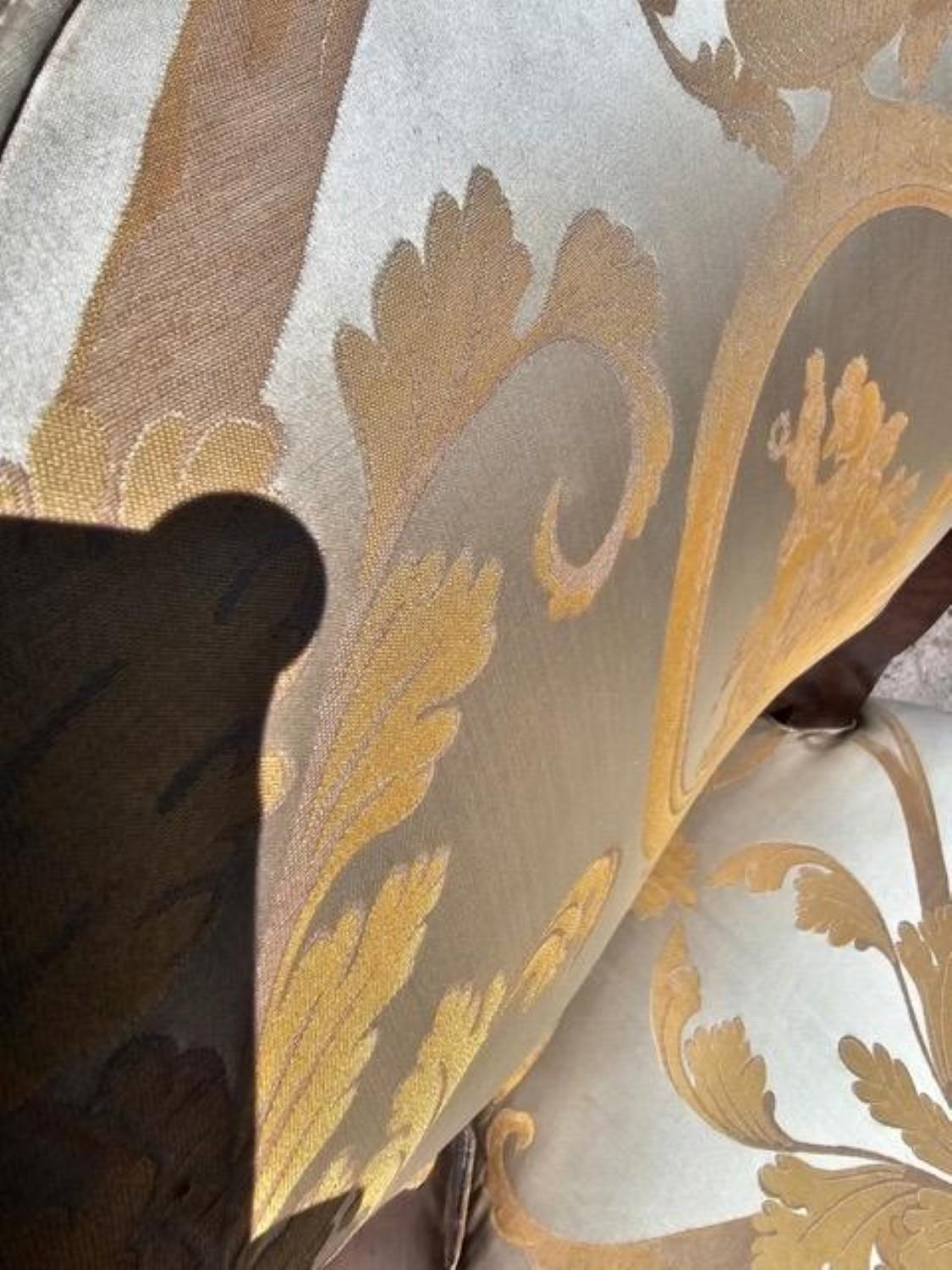 Coppia di poltrone ornate in mogano scuro dell'800 con tappezzeria in seta In condizioni buone in vendita a New York, NY