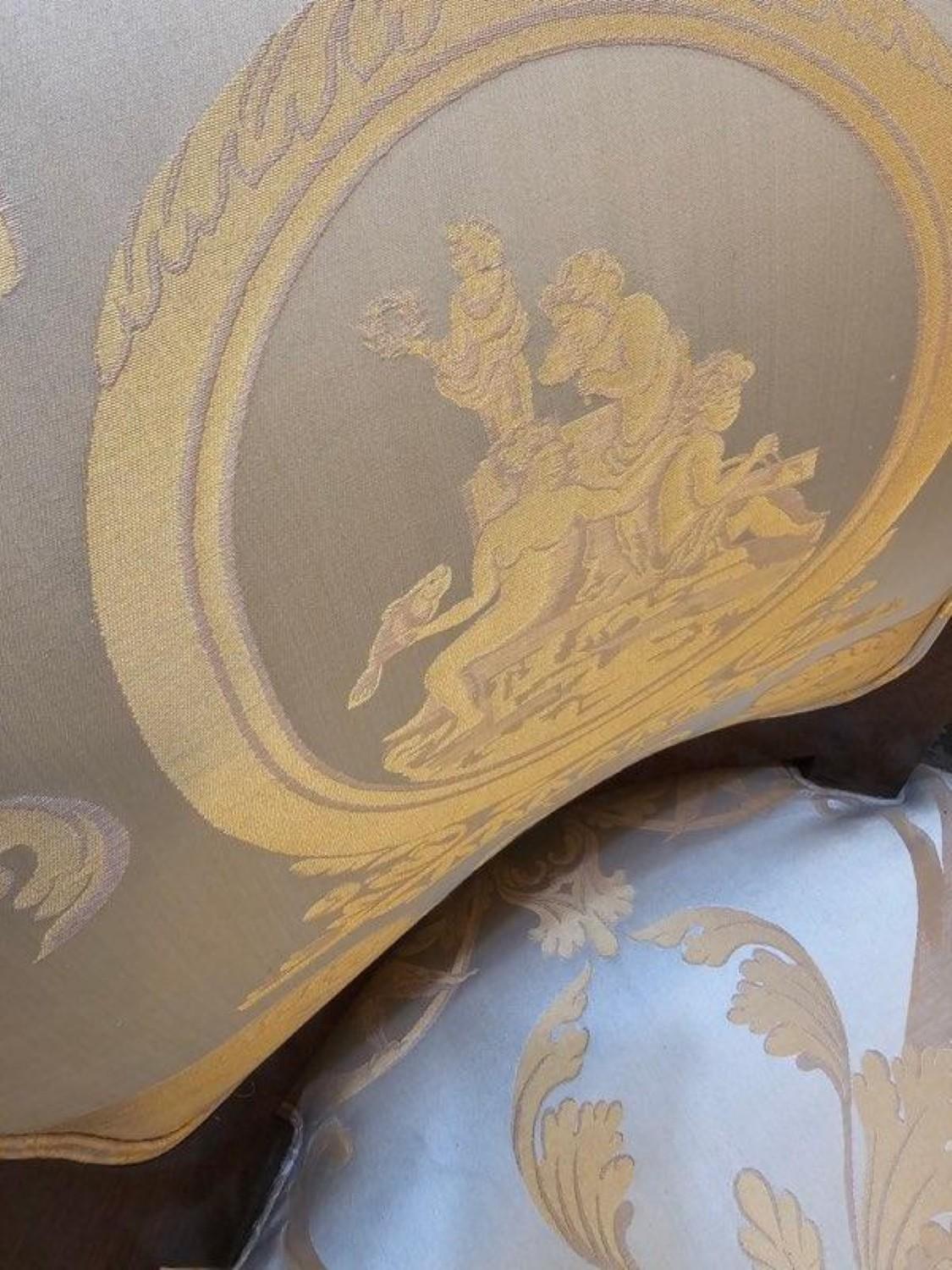 XIX secolo Coppia di poltrone ornate in mogano scuro dell'800 con tappezzeria in seta in vendita