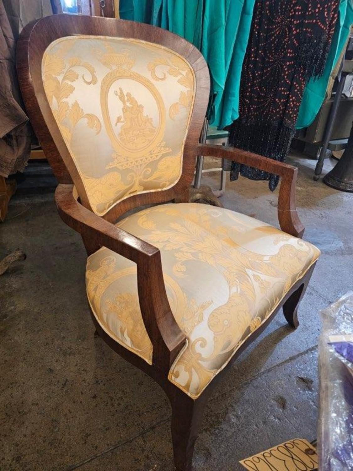 Seta Coppia di poltrone ornate in mogano scuro dell'800 con tappezzeria in seta in vendita