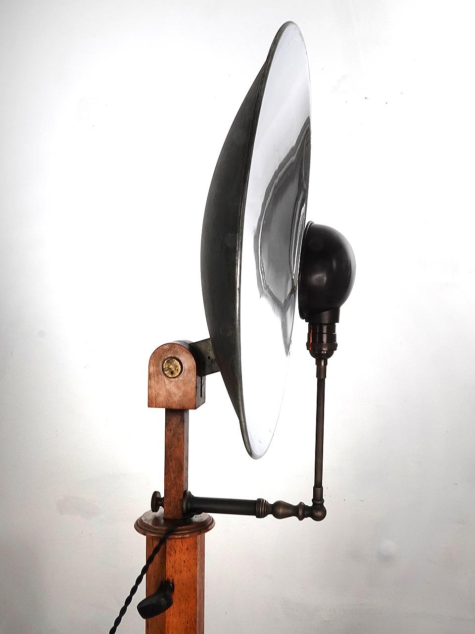 1800er Parabolspiegel Stehleuchte - 19 Zoll Reflektor (amerikanisch) im Angebot