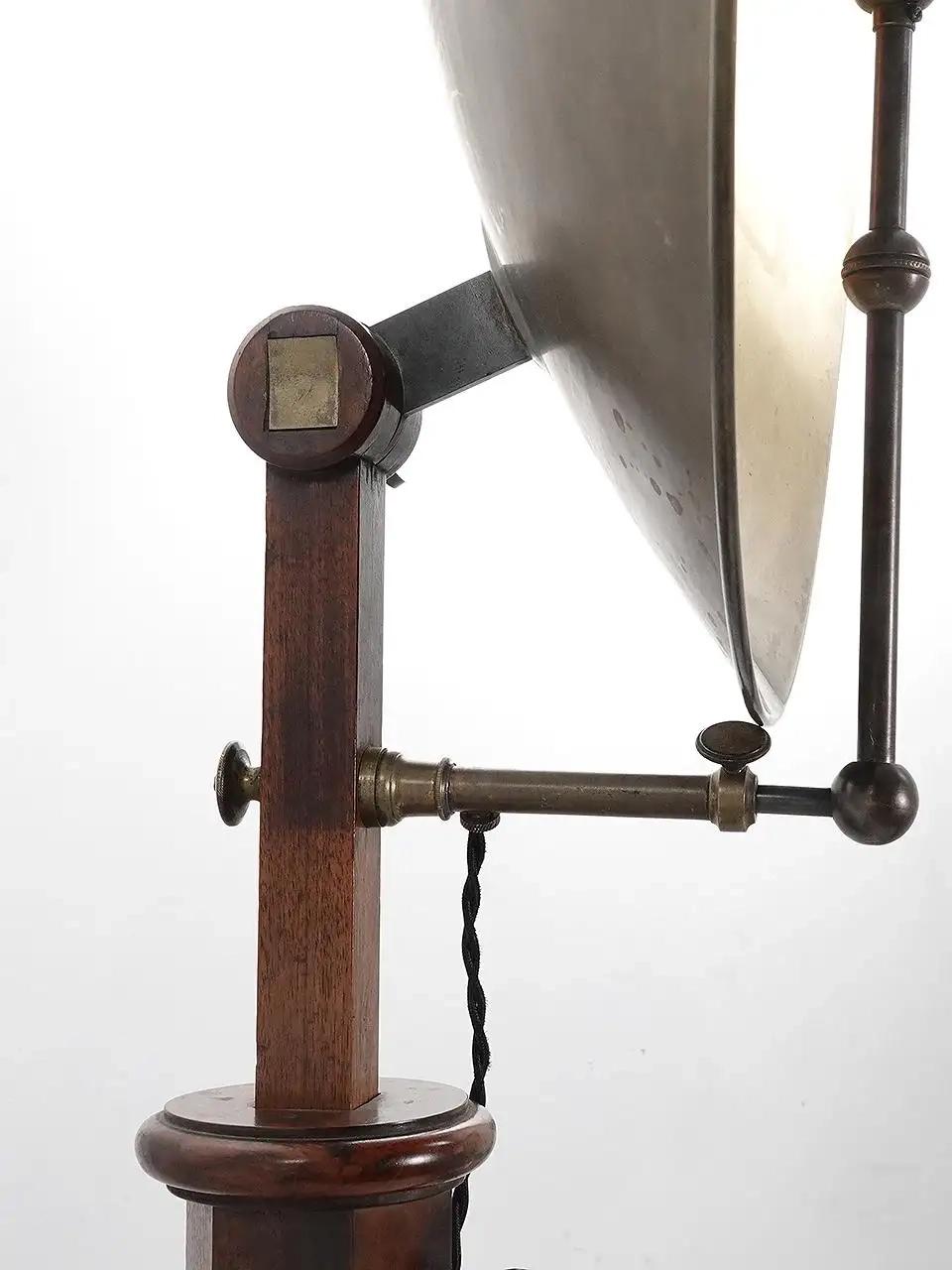 Industriale Lampada da terra con specchio parabolico del 1800 in vendita