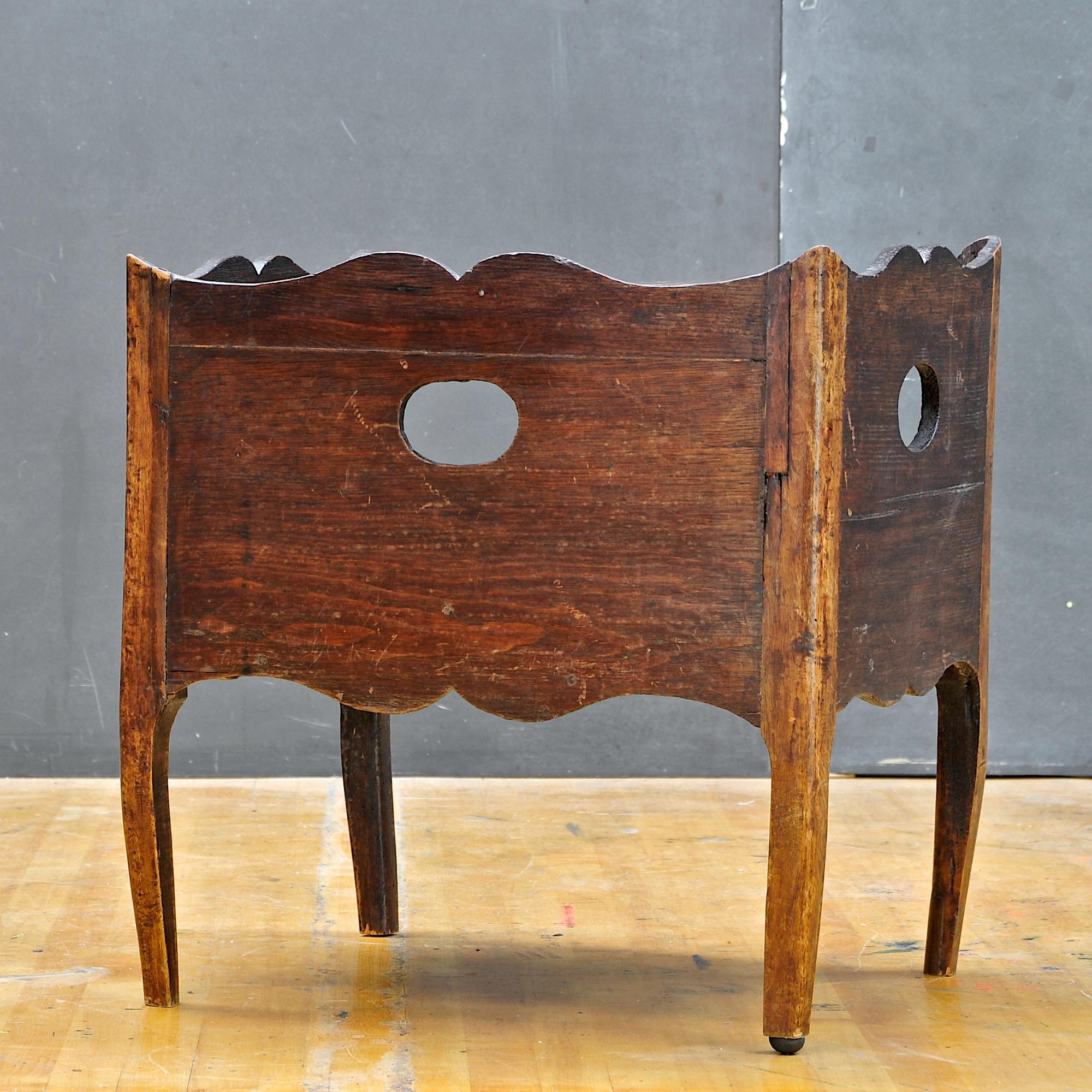 Wonderful time worn patina to this antique small stand with finger holes, and a nice scalloped profile, USA, circa 1810s. Decades of wear and humidity changes. Nice as a side reading table. Handmade craftsmanship and technics; Mortis and tendon.