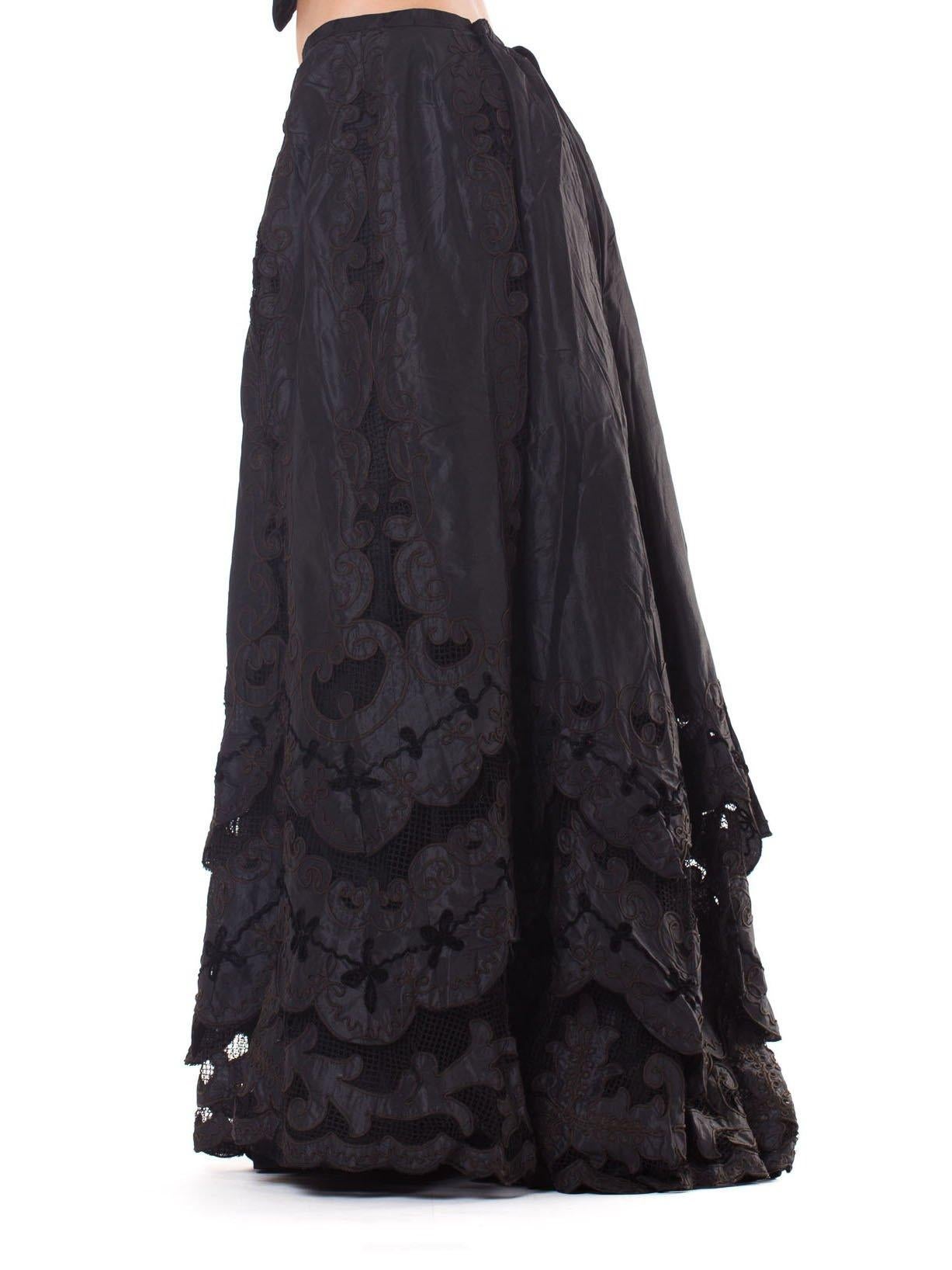1800S Black Victorian Silk & Lace Tiered Skirt With Appliqués In Excellent Condition For Sale In New York, NY