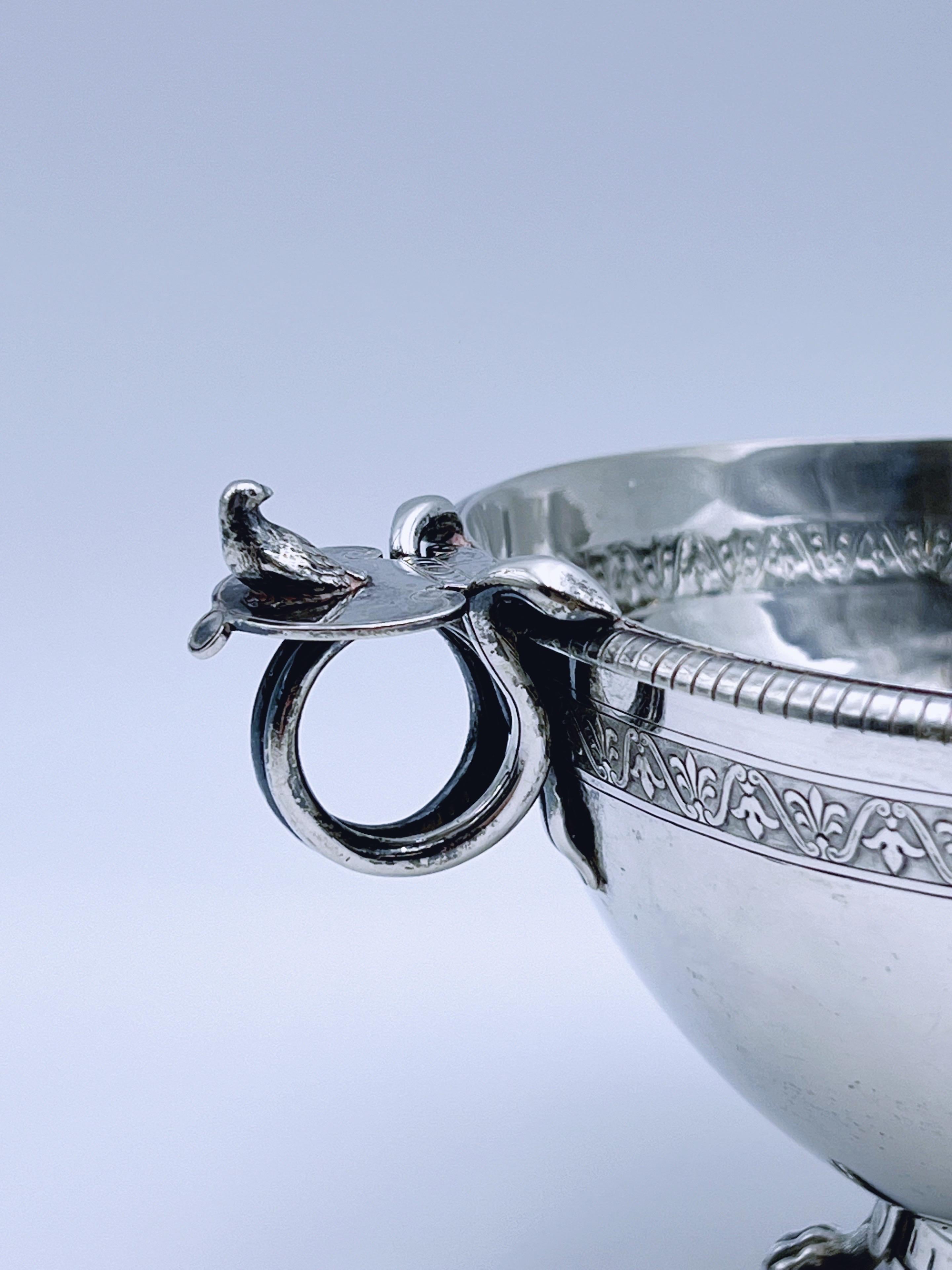 Un exquisito cuenco danés de plata del siglo XIX, perfecto para servir, aperitivos, crema o simplemente como decoración de mesa, realizado por el renombrado platero Simon Groth a finales del siglo XIX en plata maciza danesa (.826 plata fina).

Este