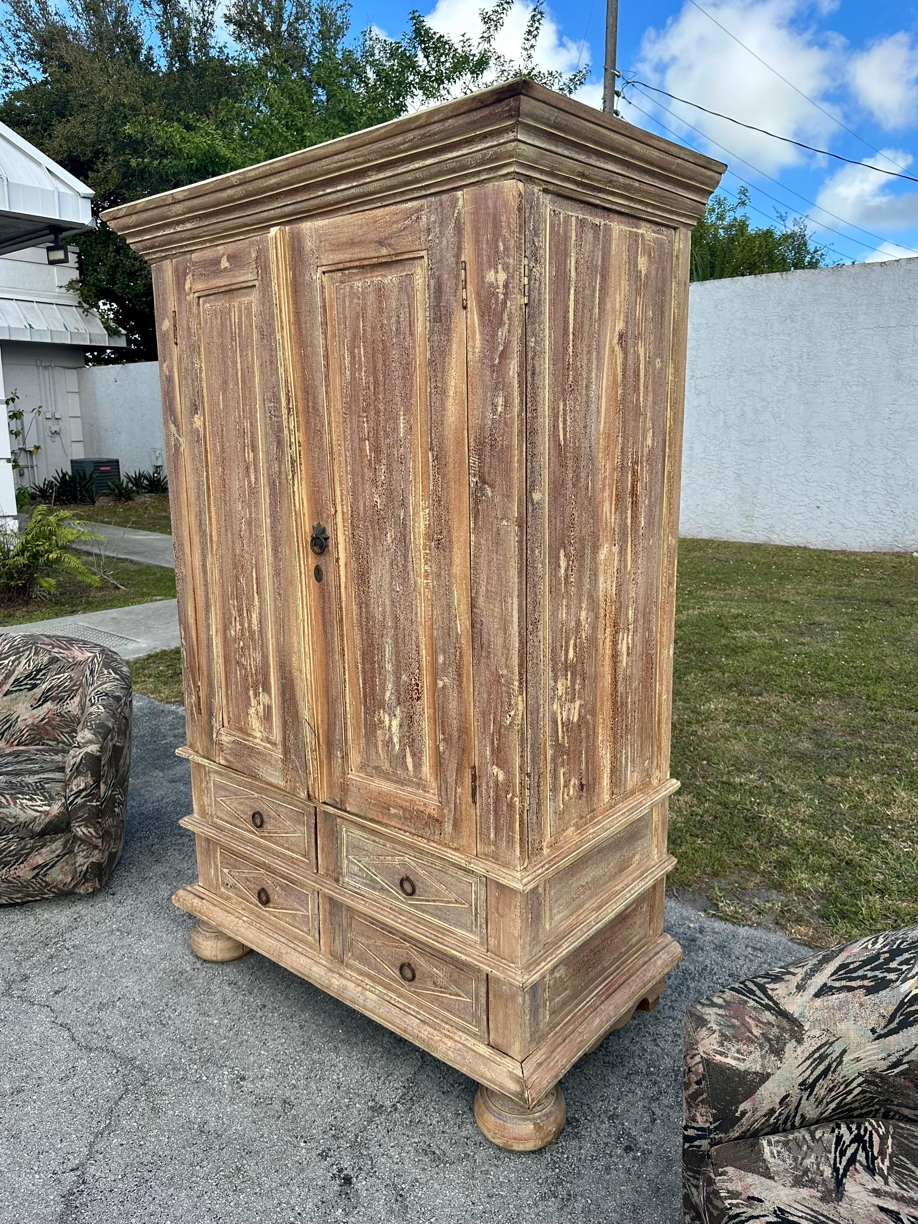 Armoire suédoise en bois peint de style gustavien, datant d'environ 1850, avec deux portes et quatre tiroirs inférieurs. Cette armoire suédoise de style Gustavien, peinte en jaune clair et en pin naturel, fabriquée vers les années 1850, témoigne de