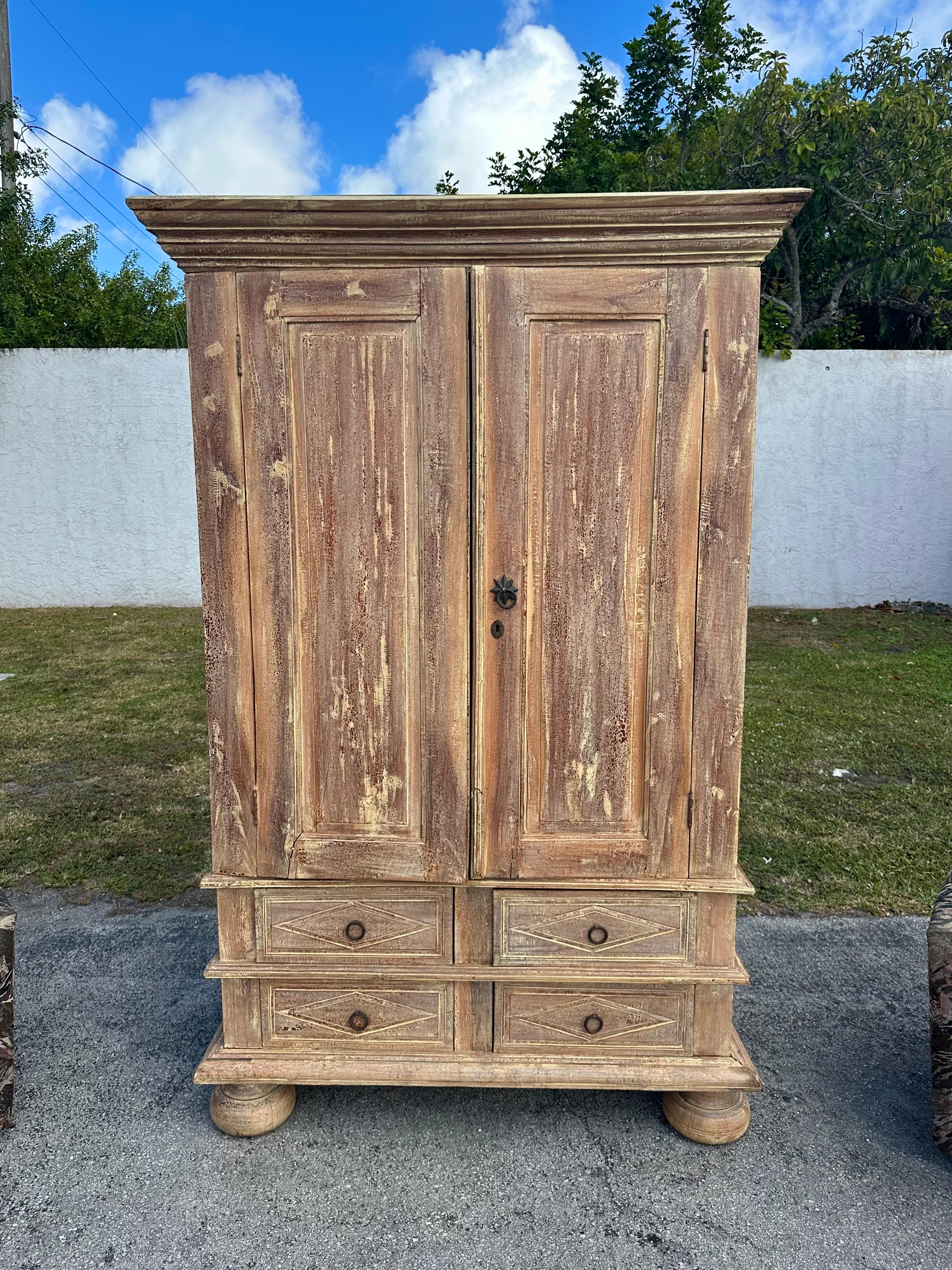 Gustavien Armoire de style gustavien suédois du 19ème siècle avec portes et tiroirs en vente