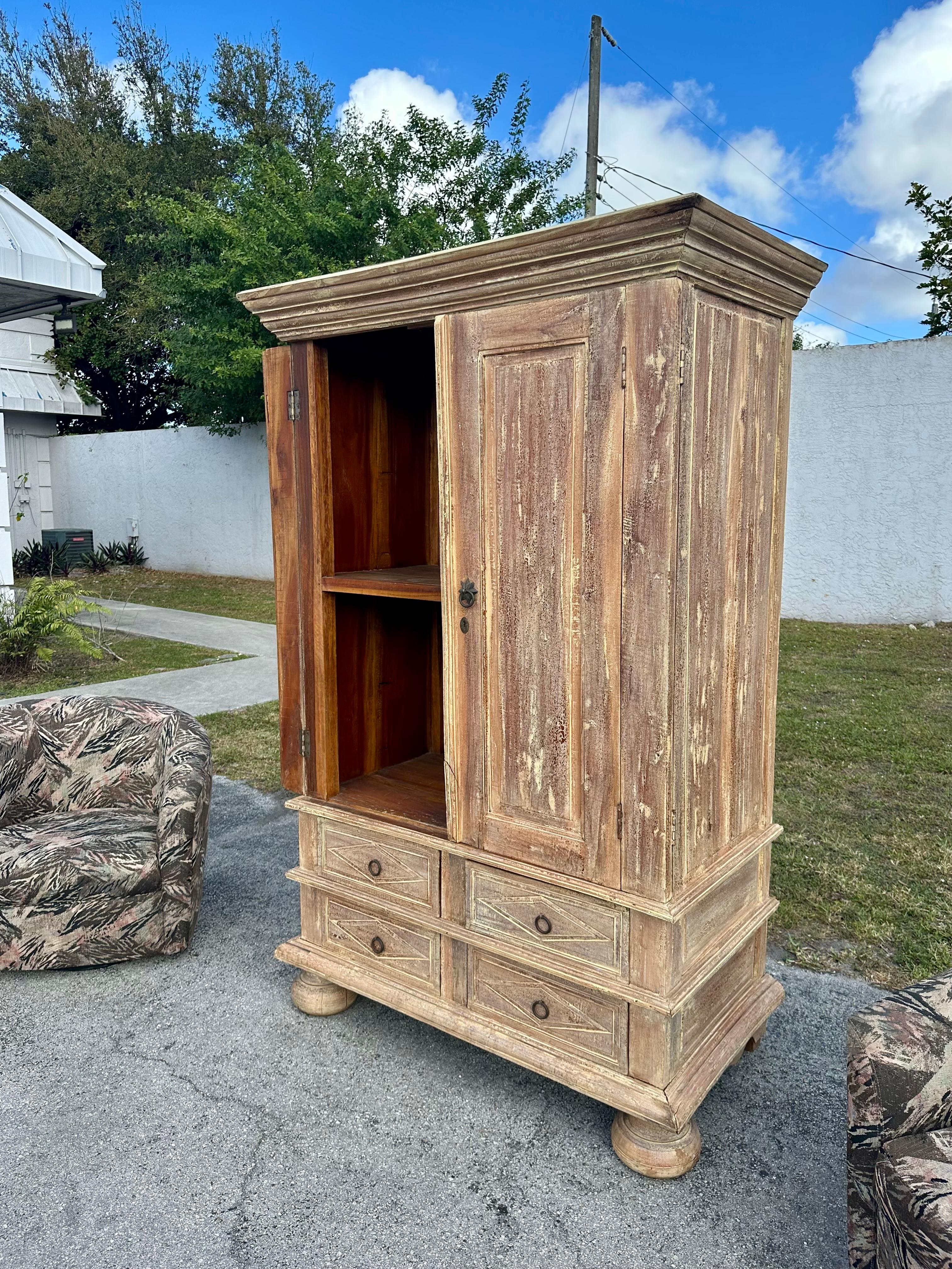 Suédois Armoire de style gustavien suédois du 19ème siècle avec portes et tiroirs en vente