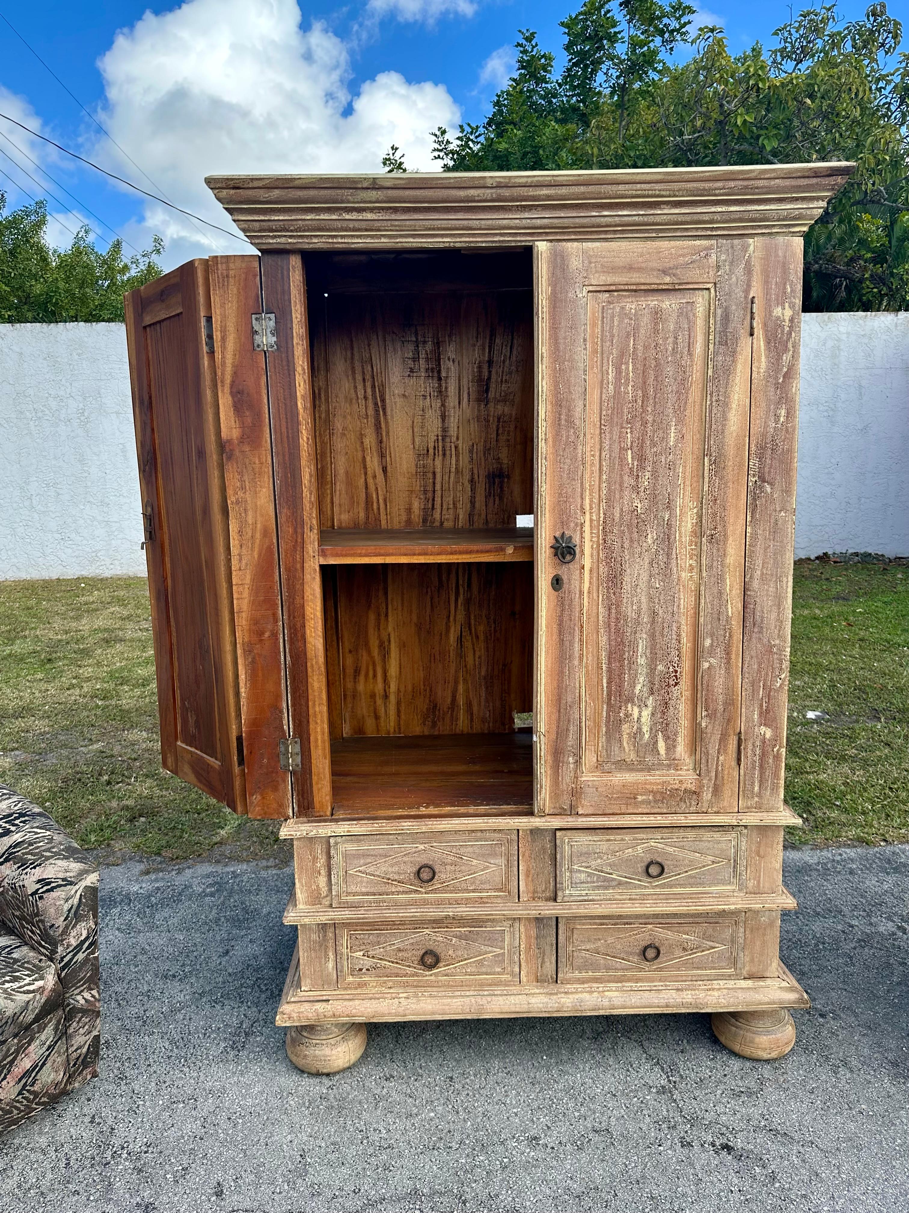 Armoire de style gustavien suédois du 19ème siècle avec portes et tiroirs Bon état - En vente à Fort Lauderdale, FL