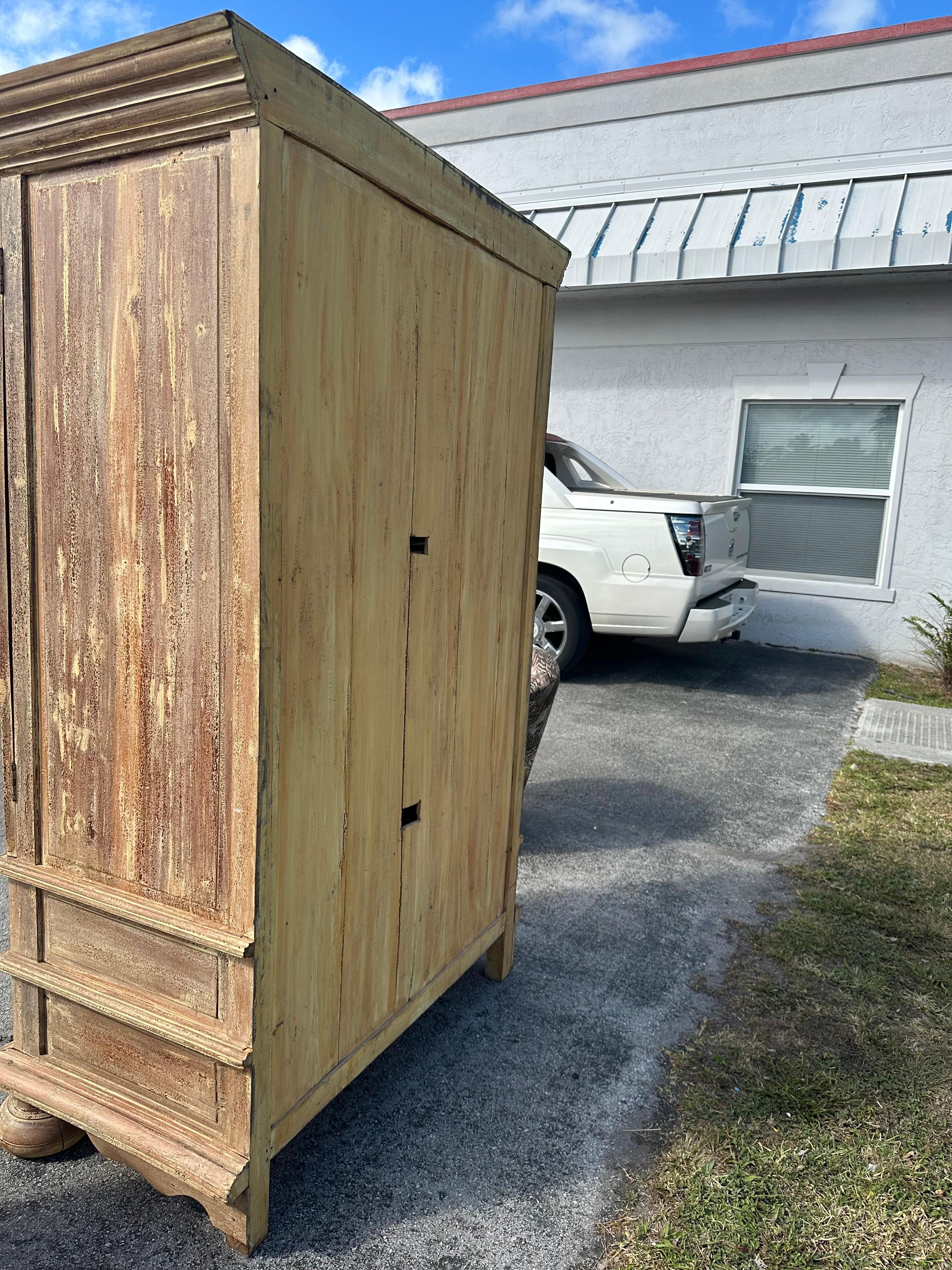 XIXe siècle Armoire de style gustavien suédois du 19ème siècle avec portes et tiroirs en vente