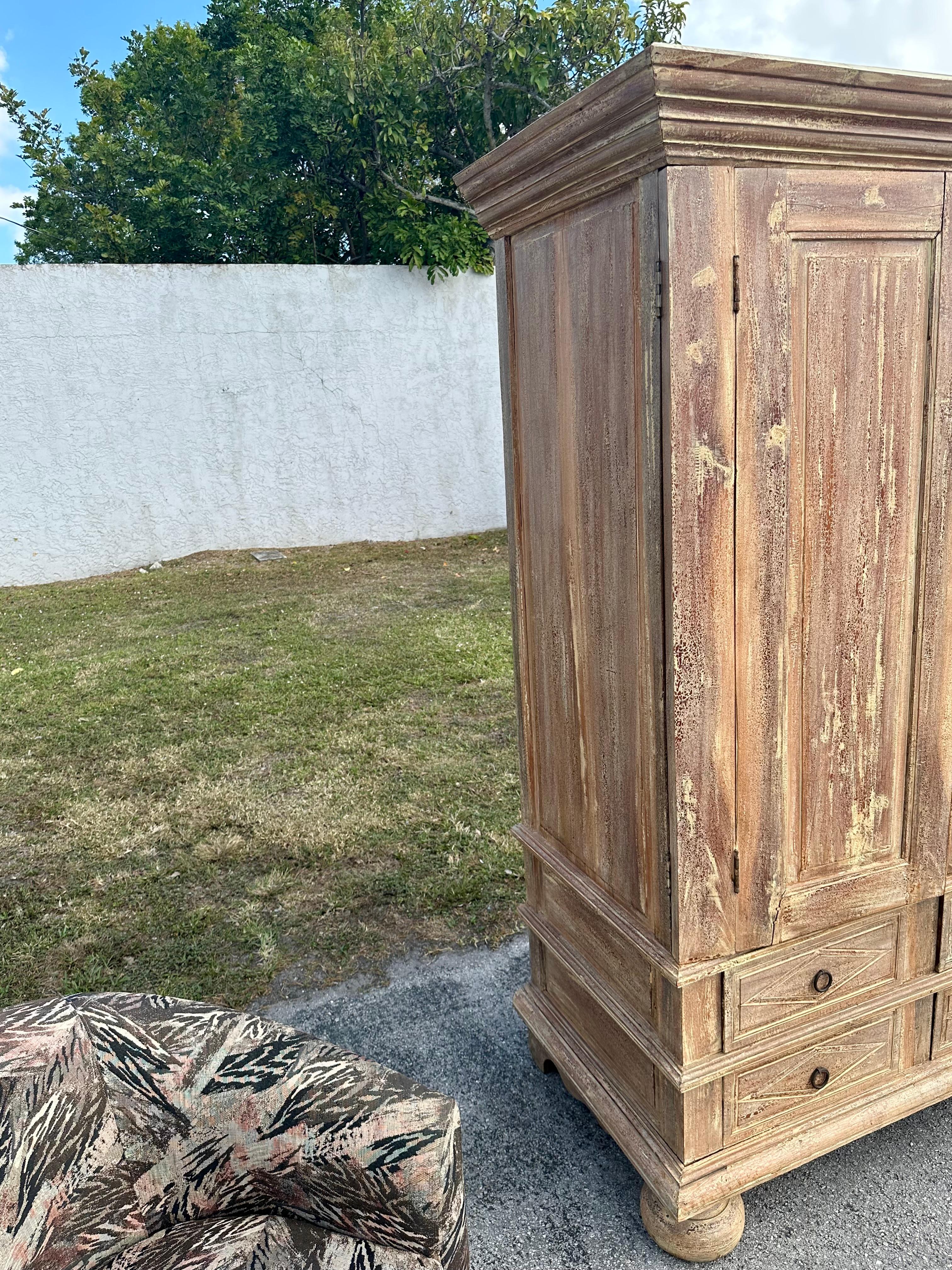 Laiton Armoire de style gustavien suédois du 19ème siècle avec portes et tiroirs en vente