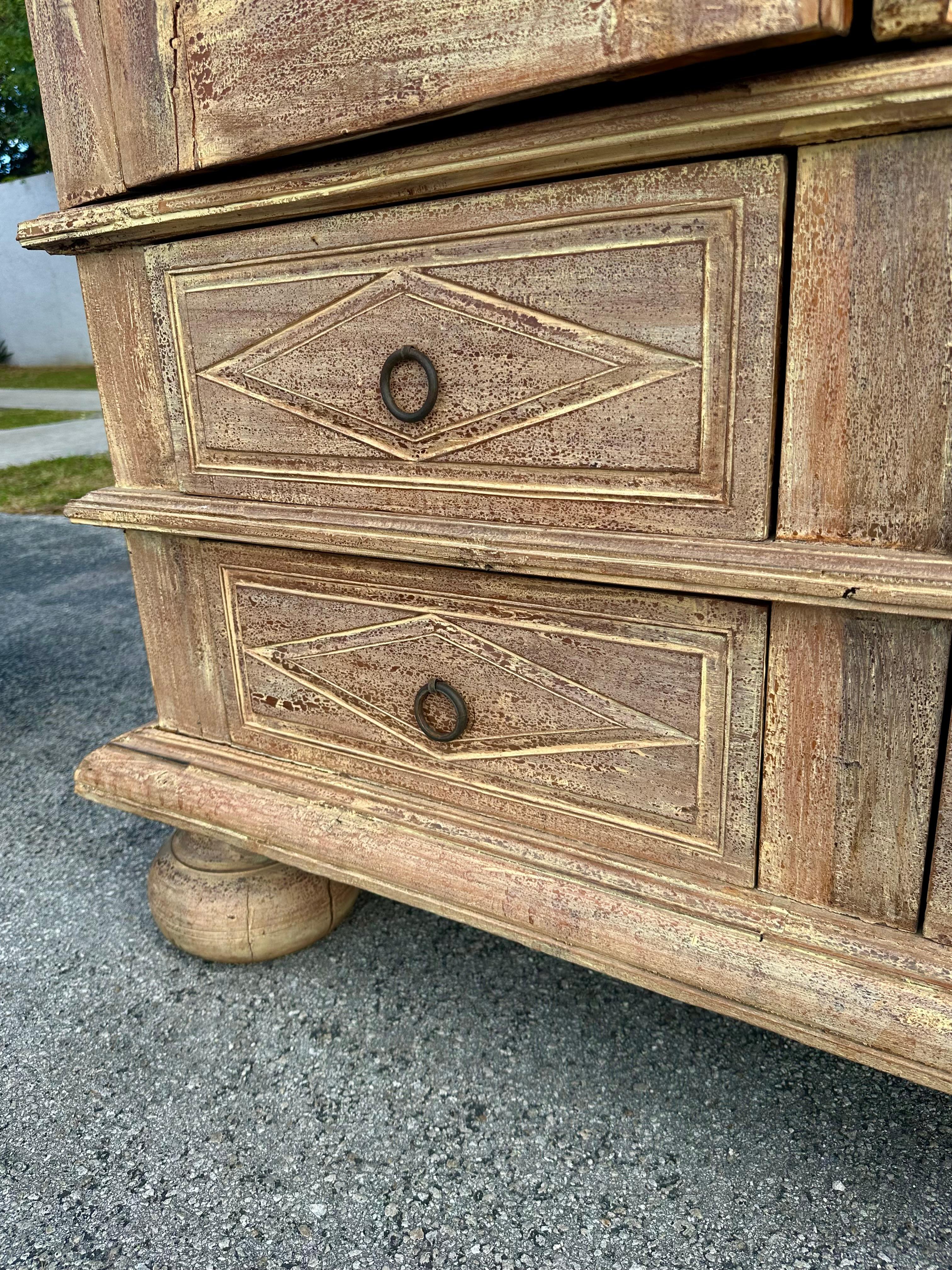 Armoire de style gustavien suédois du 19ème siècle avec portes et tiroirs en vente 1