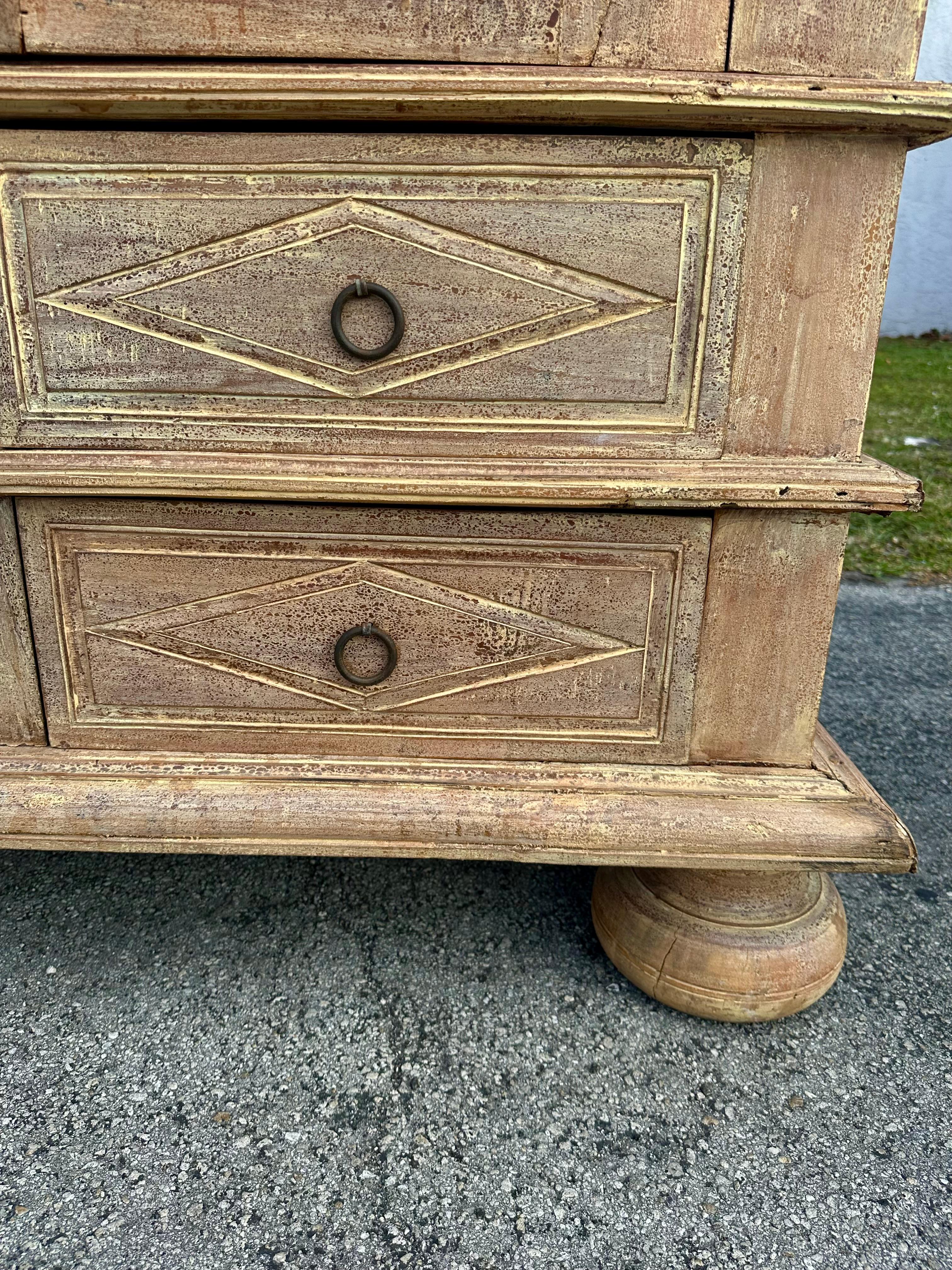 Armoire de style gustavien suédois du 19ème siècle avec portes et tiroirs en vente 2