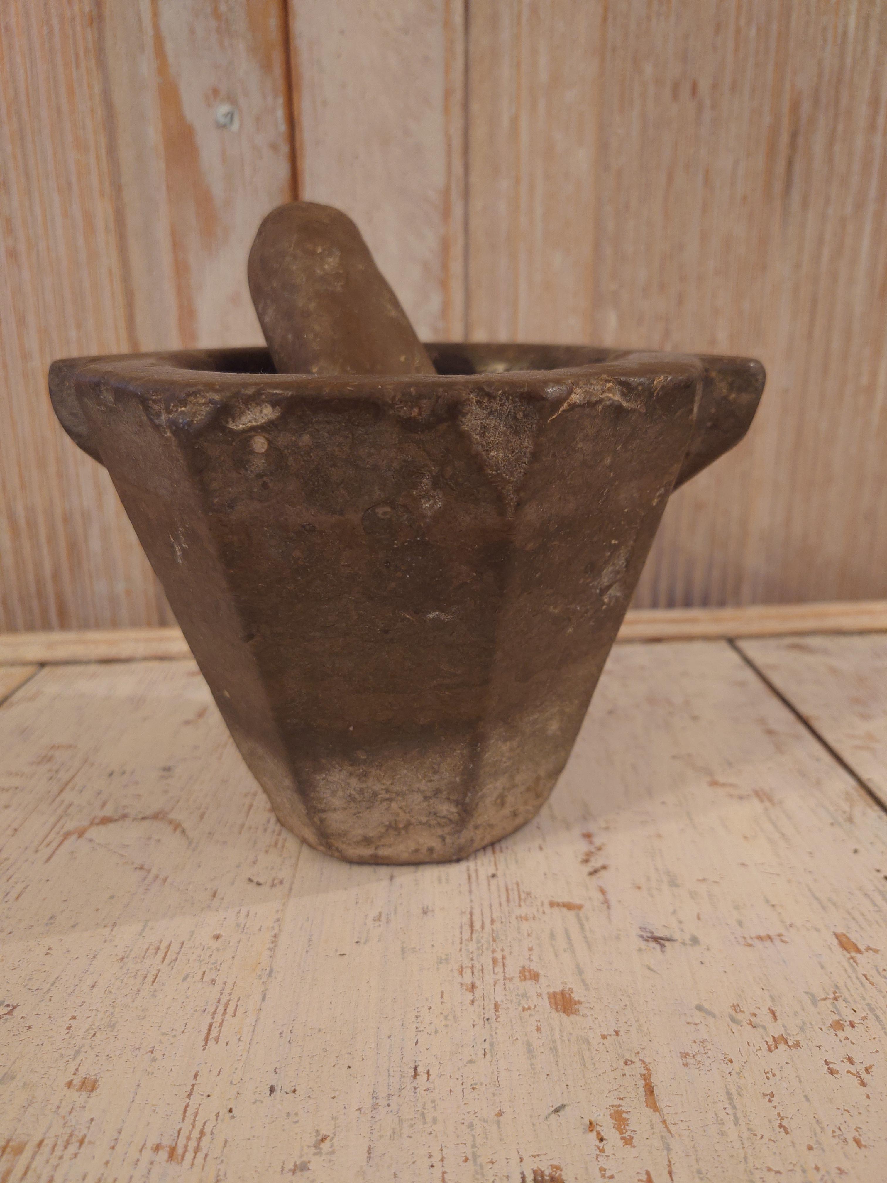 Mortars made of Öland limestone in the 1800's was used by many in Sweden.
They was known for its durability and ability to withstand wear over time.
In good vintage and charmy condition with patina from age and use, beautiful depth in colors.


