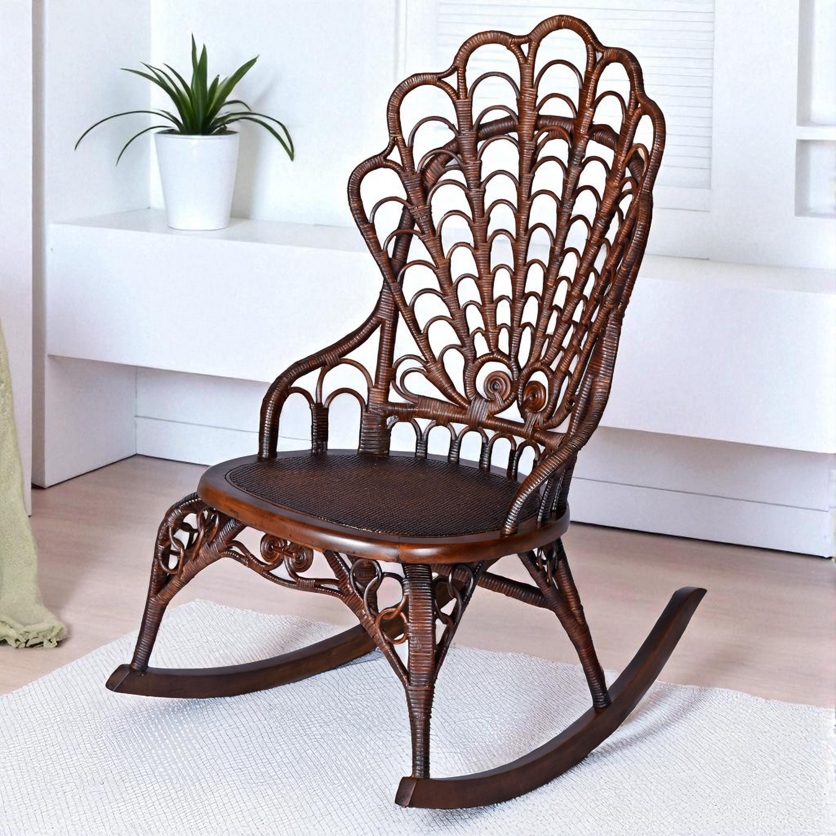 Squisita testimonianza dell'artigianato americano del XIX secolo, questa sedia a dondolo scultorea in vimini e canna incarna il romanticismo e la maestria dell'epoca vittoriana. La sua intricata struttura in rattan ad anello e la sua forma