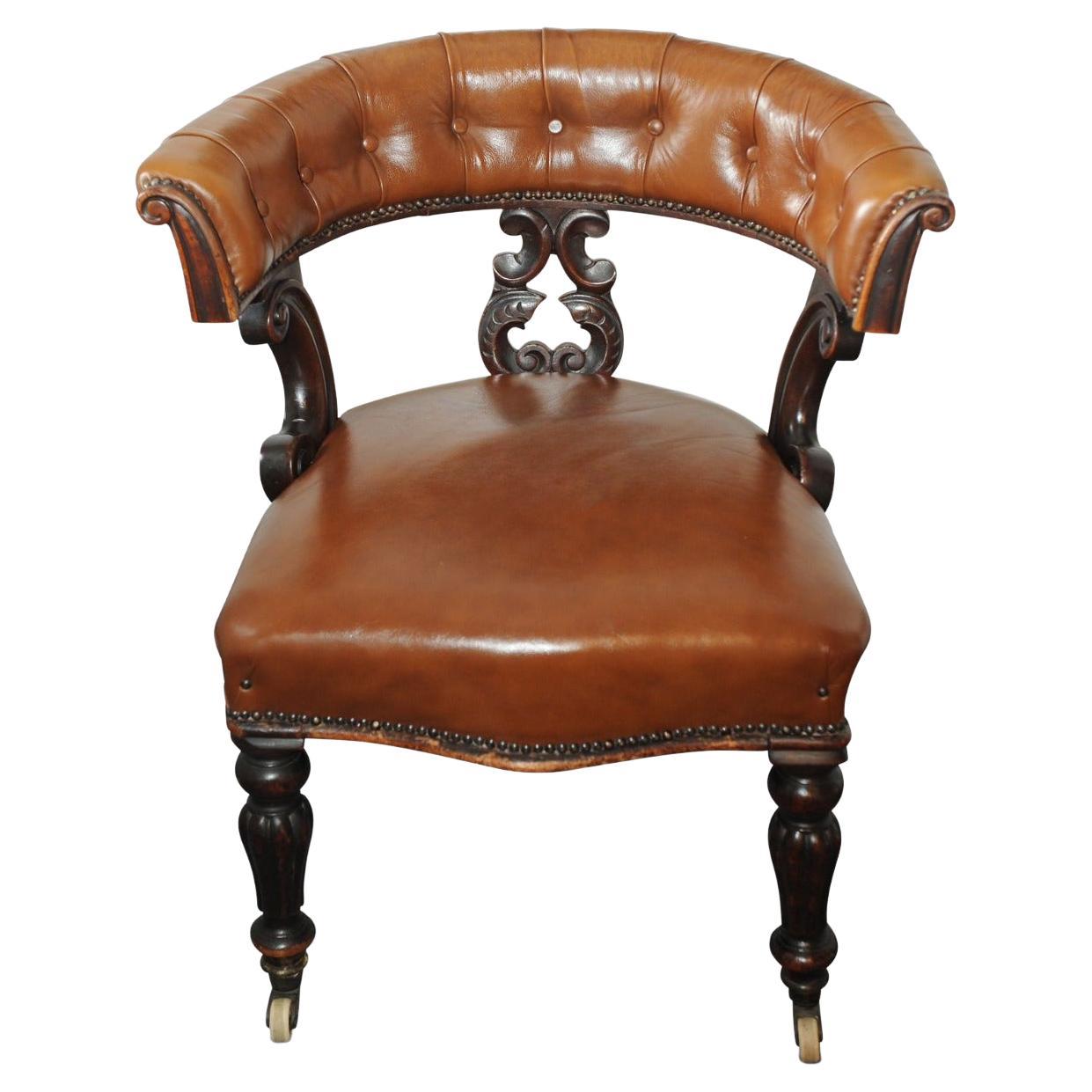 Original fauteuil de capitaine Chesterfield en cuir fauve poli, datant des années 1830, sur roulettes en porcelaine et orné de clous en laiton.

Chaise de bibliothèque classique à dossier boutonné avec cadre sculpté.

.