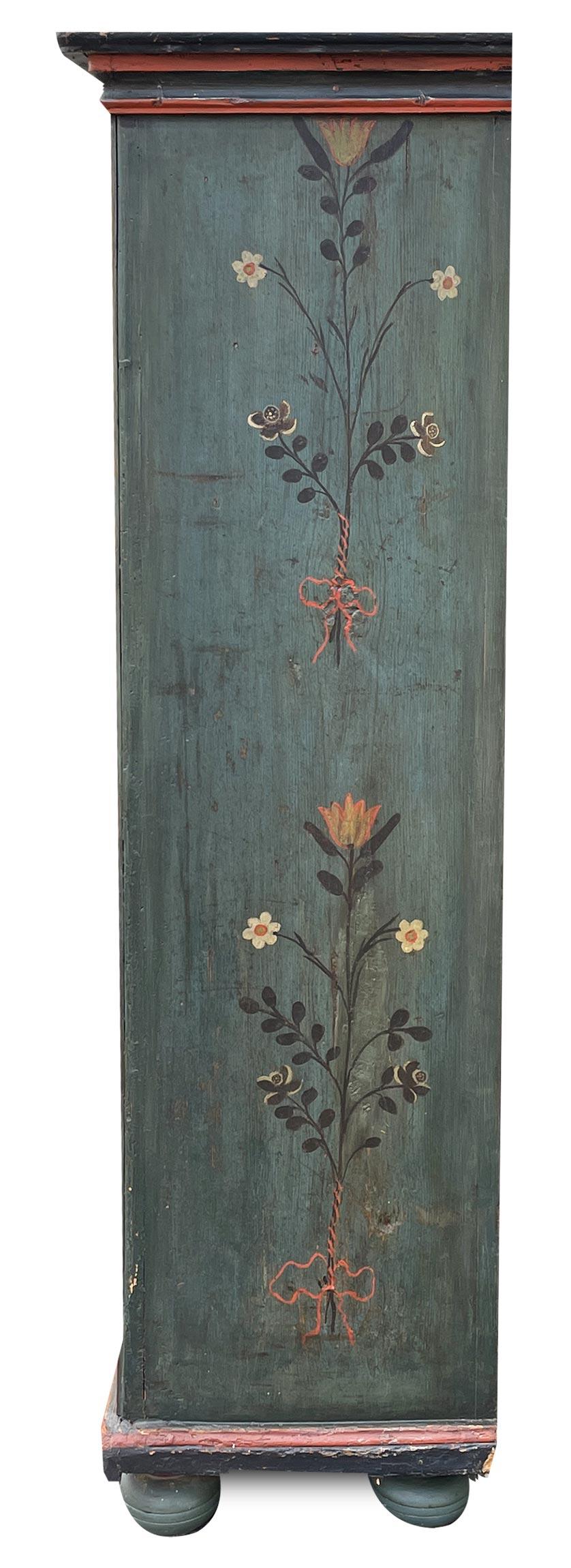 1801 Blue Floral Painted Cabinet In Good Condition In Albignasego, IT