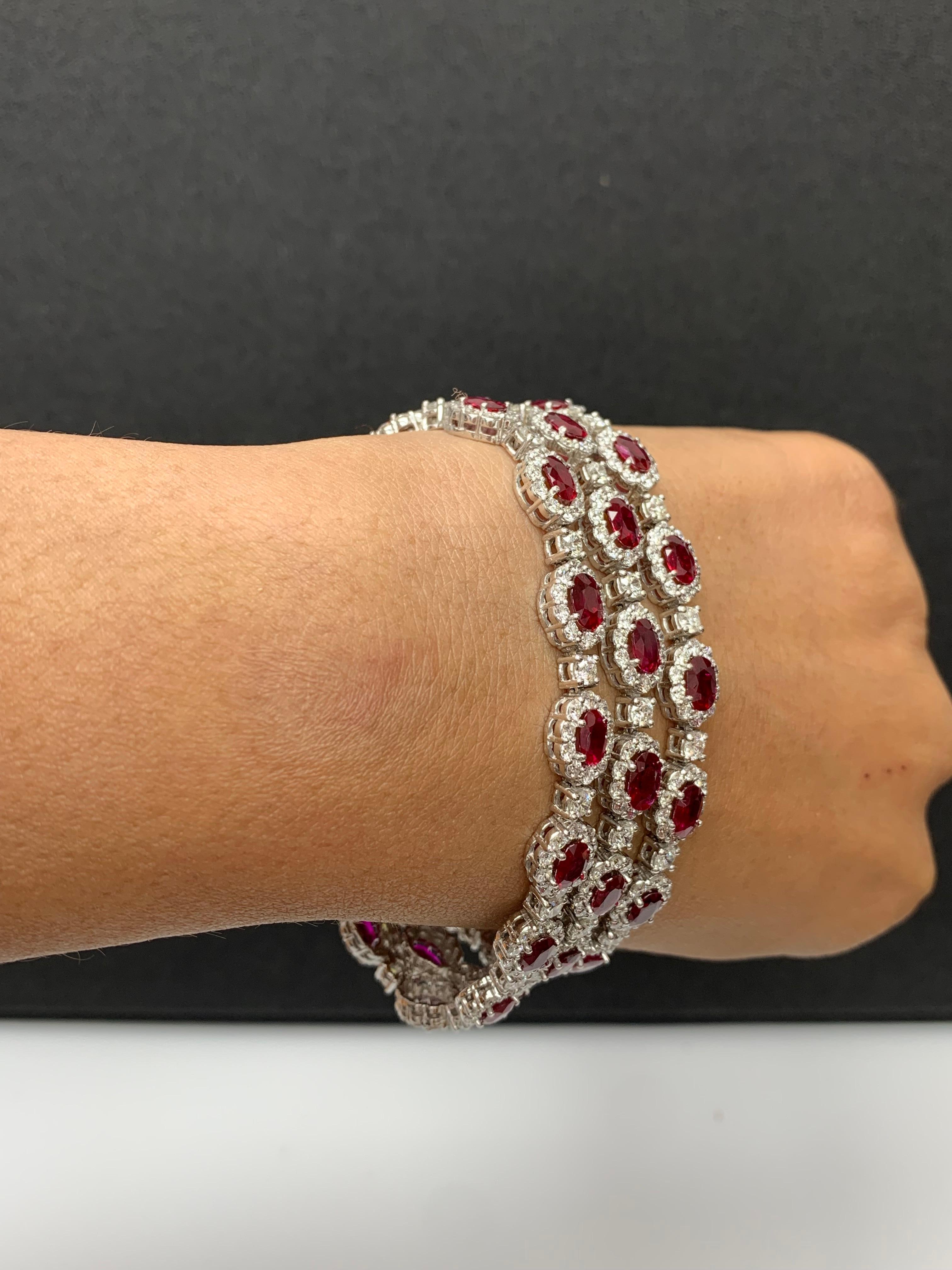 Donna Bracciale a tre file di rubini e diamanti taglio ovale da 18,01 carati in oro bianco 14K in vendita