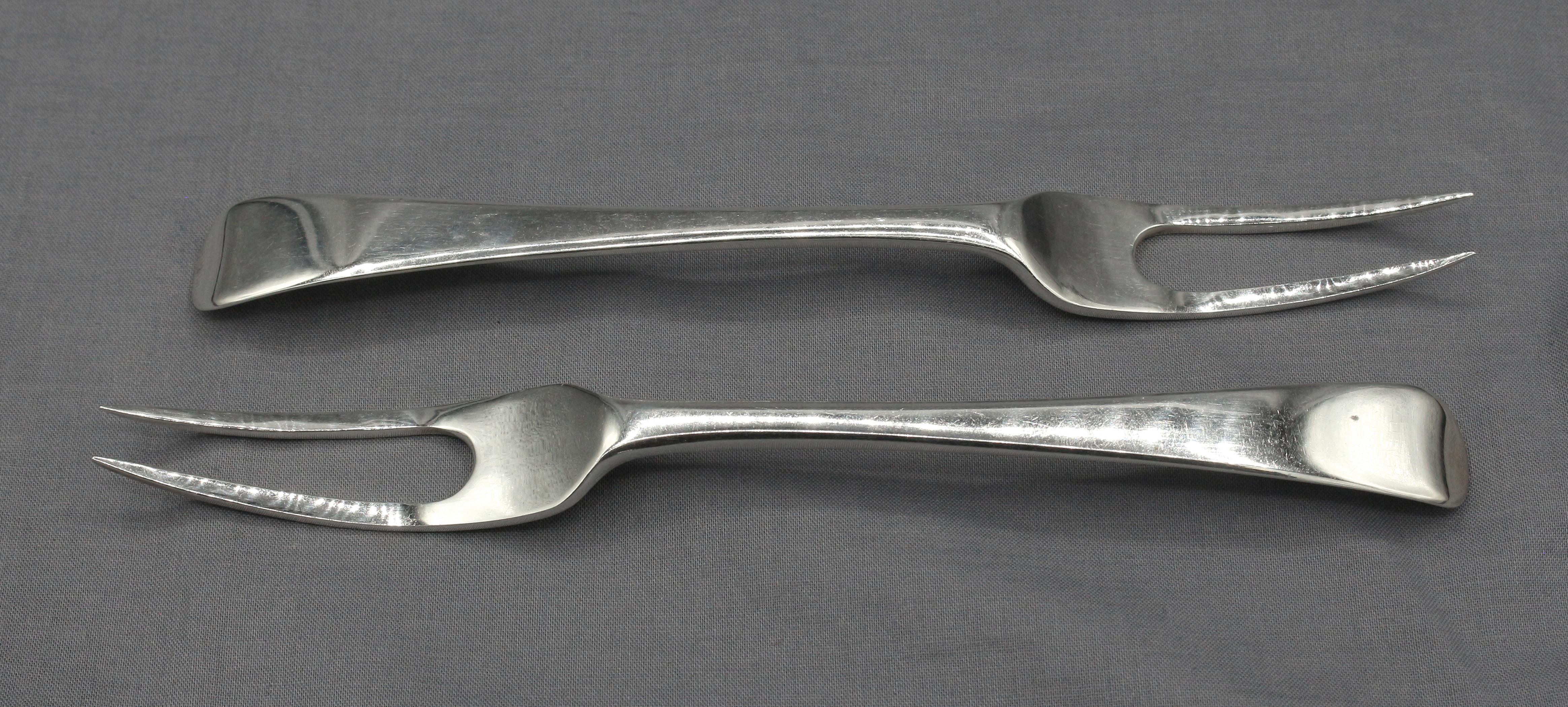 1801 pair of Old English pattern sterling silver potato serving forks, London. By John Wren II, London, 1801. Heavy gauge silver. No engraving. 4.00 troy oz.
8 1/8