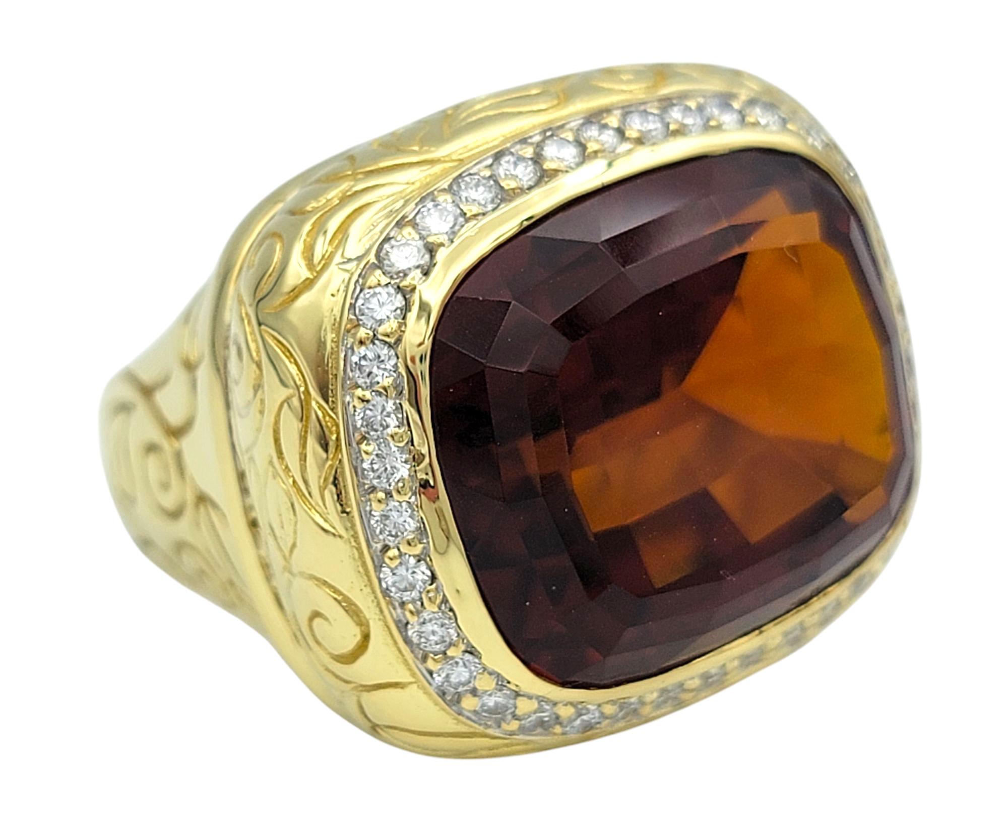 Misura dell'anello: 7,75

Fai una dichiarazione audace e artistica con questo squisito anello a raggiera che mette in mostra un quarzo citrino Madeira tagliato a cuscino. Incastonata a est-ovest nel ricco oro giallo da 18 carati, la splendida pietra