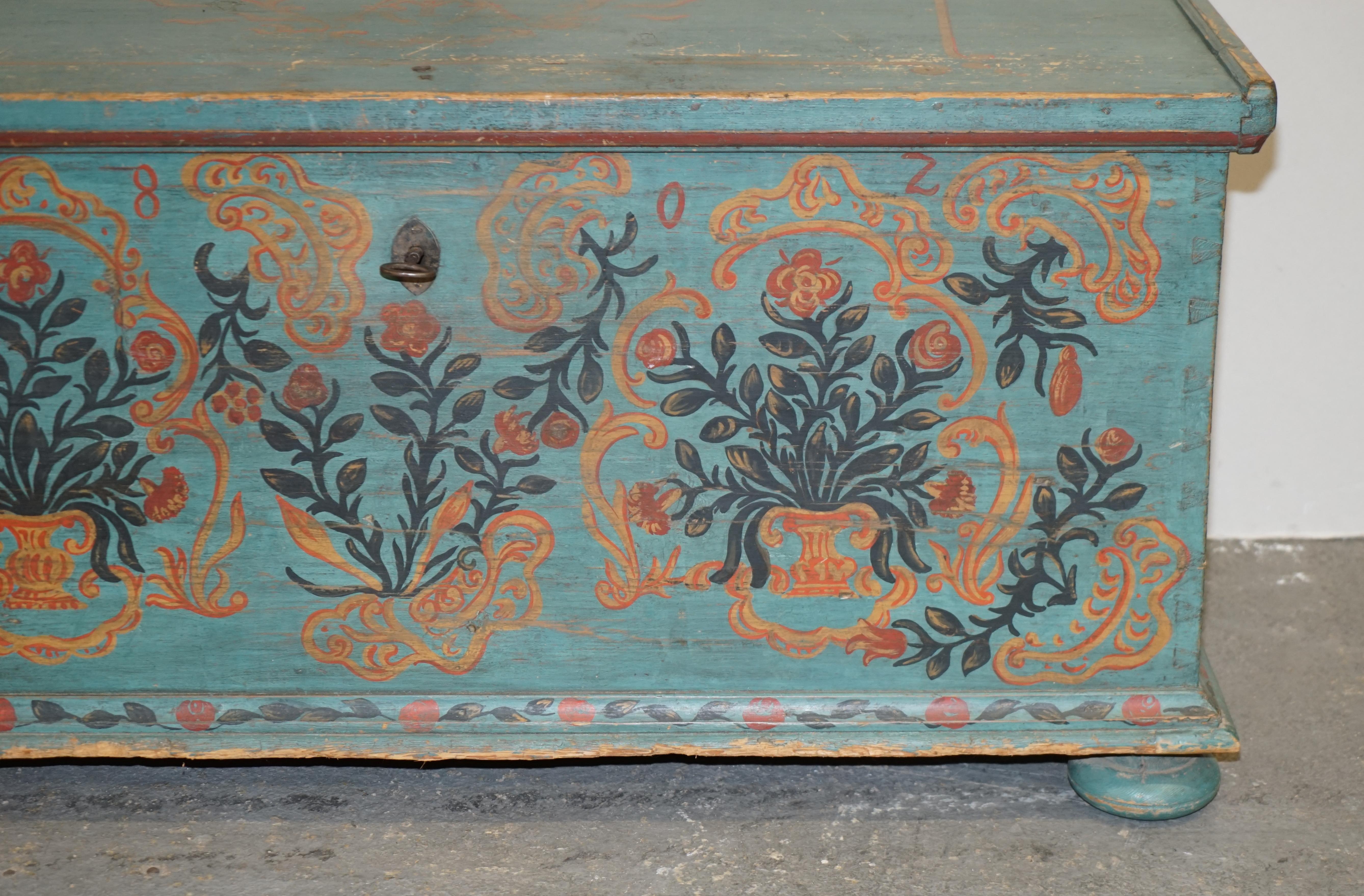 1802 datiert RIESIGE ANTIQUE ORIGINAL PAiNT EUROPEAN BLANKET CHEST COFFER TRUNK (Handbemalt) im Angebot