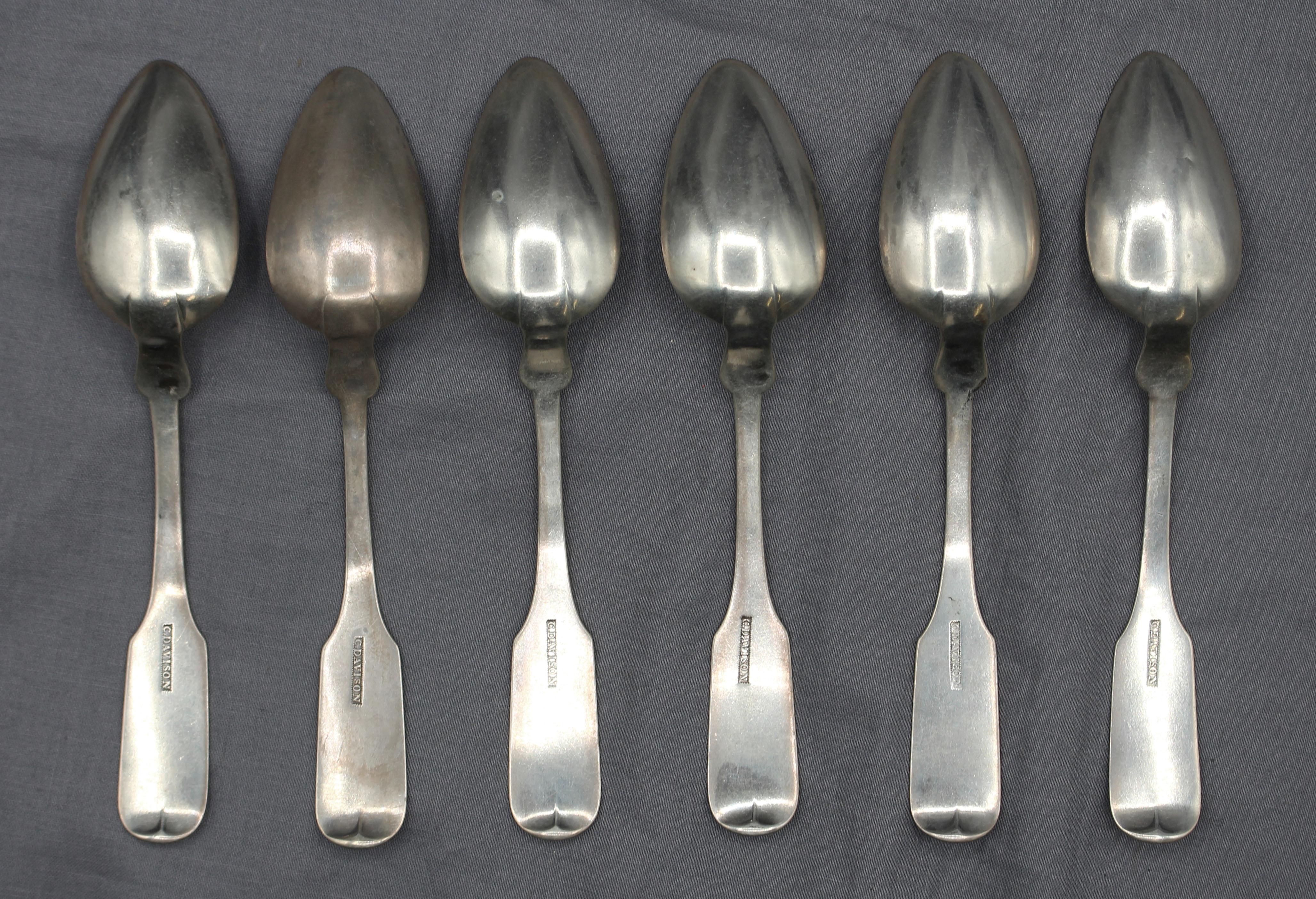 1803-1806 set di 6 cucchiaini in argento di Charles Davison, Norwich, CT. Precoce; forma a dorso di violino. Monogramma traforato 
