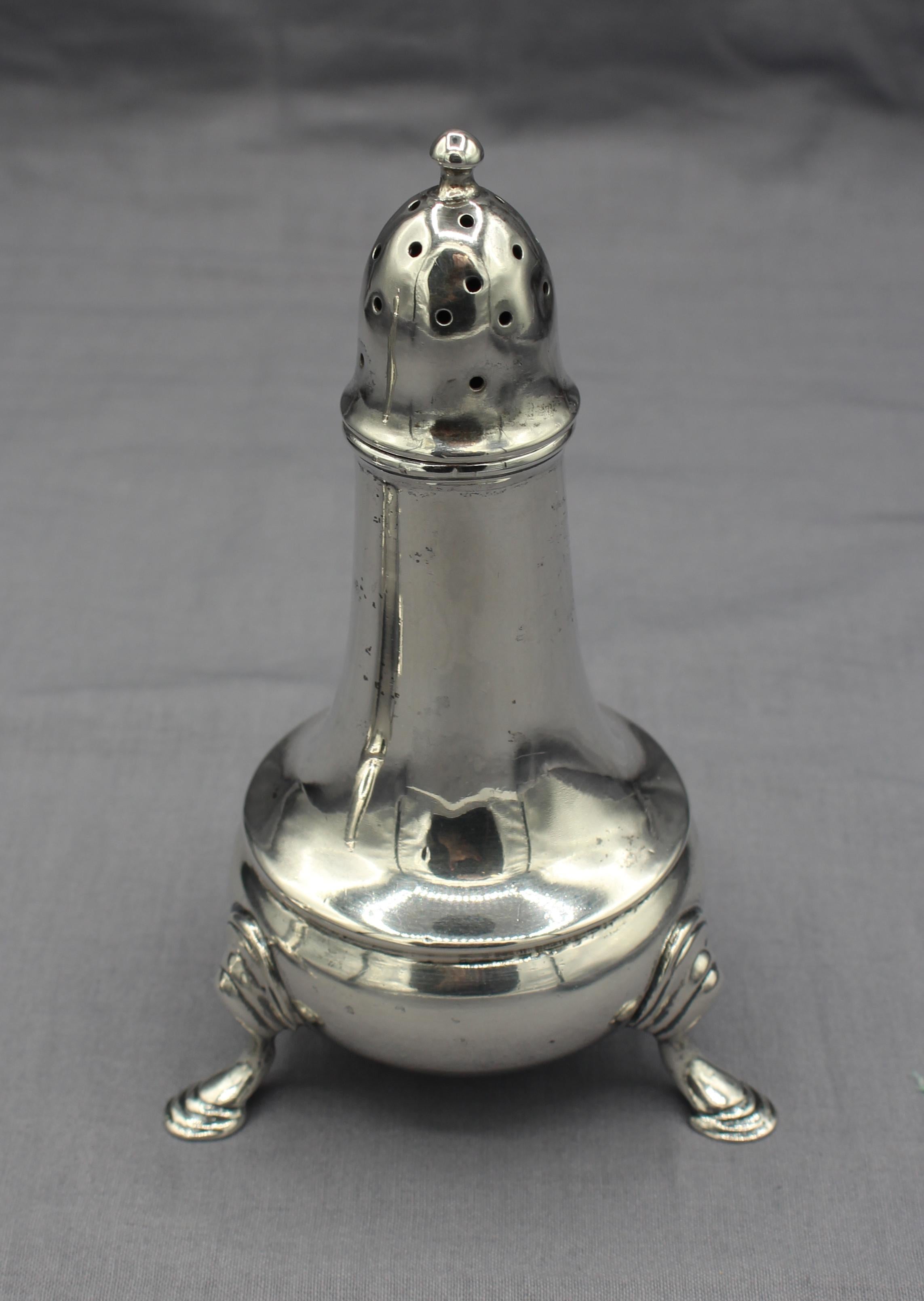 Par de pimenteros de plata de ley de 1804, Londres, Inglaterra. Periodo de Jorge III. Levantado sobre pezuñas escalonadas. Fabricado por Thomas Wallis II. Cubiertas sólo con la marca esterlina. Una con abolladura en el vientre. 8,75 onzas troy.
5