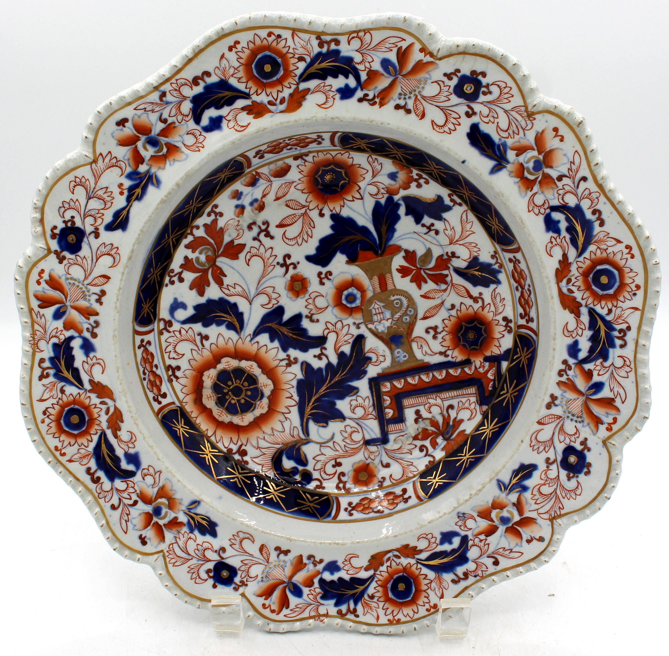 1806-1822 Coppia di piatti da minestra di Hicks & Meigh, Staffordshire, Inghilterra. Periodo georgiano. Modello 66. Bordi ondulati di gadroon croccante. Alcuni leggeri sfregamenti e screpolature commisurati all'età e all'uso.
Diametro 10,5