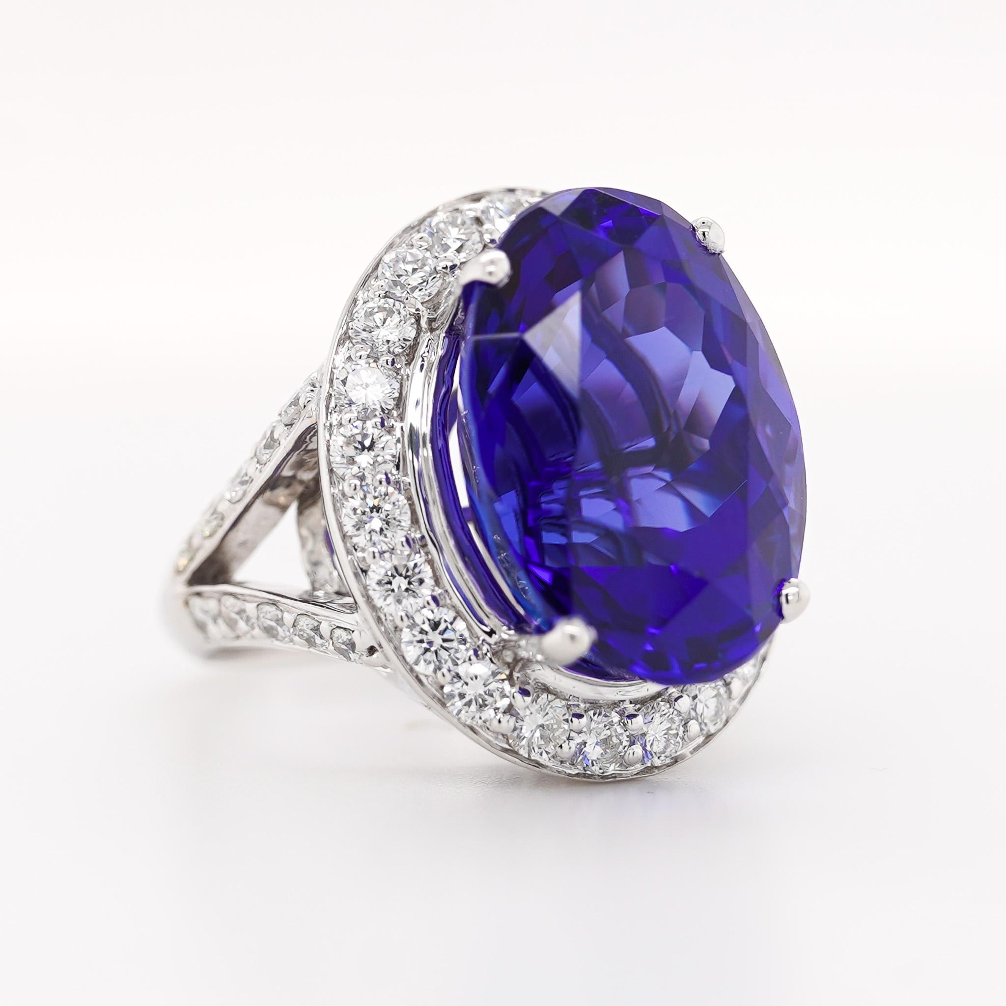 Taille ovale 18.06 Carat AAAA Tanzanite Bague en or blanc 18K à pans coupés en vente