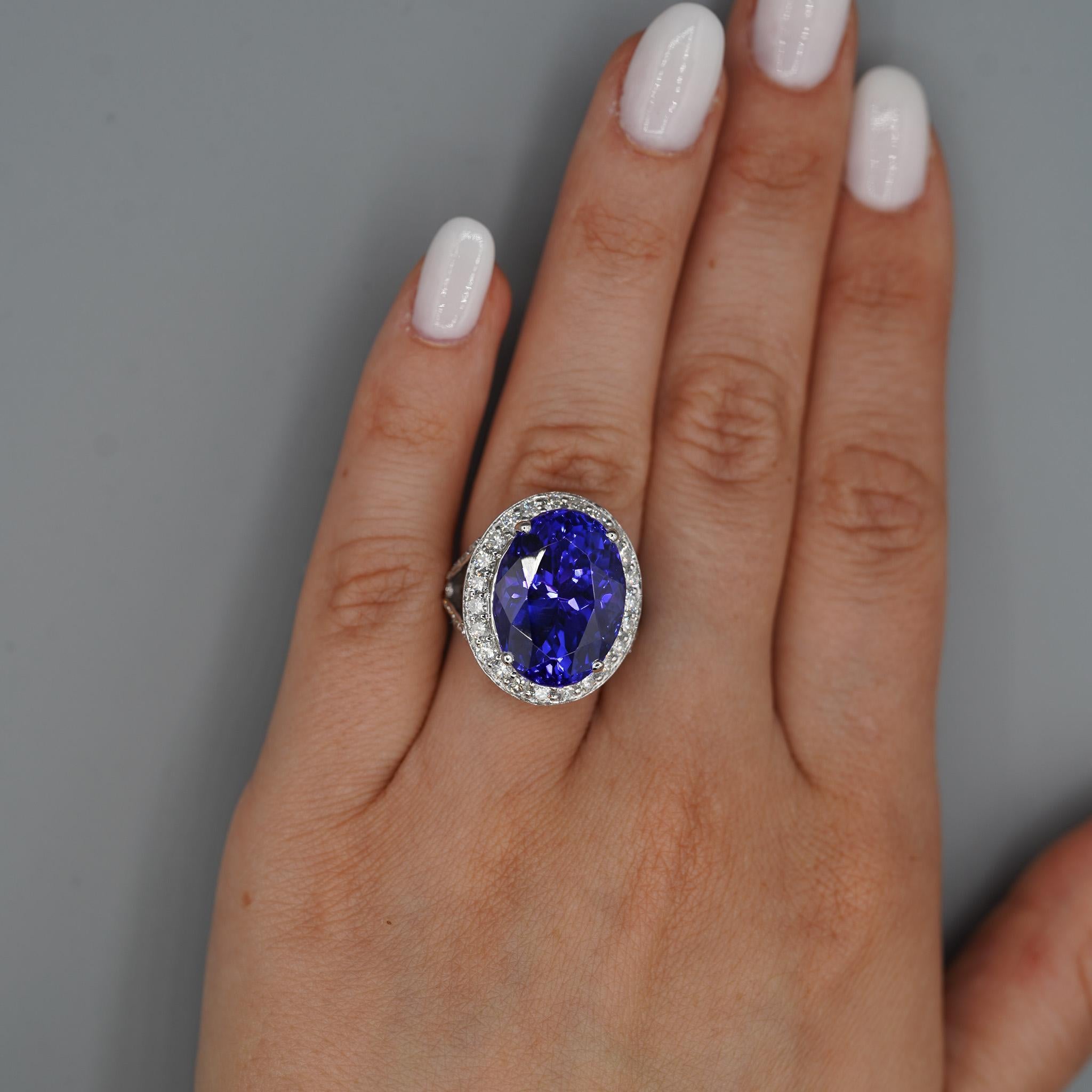 18.06 Carat AAAA Tanzanite Bague en or blanc 18K à pans coupés en vente 2