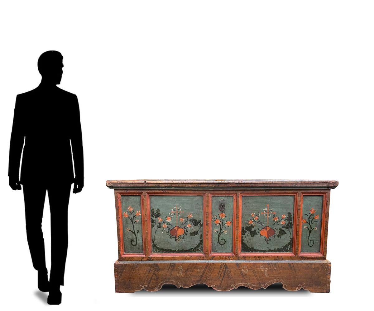 Large painted Tyrolean chest 
H.86 cm - L. 169 cm - D. 69 cm
Large Tyrolean (Alpine central Europe region) chest in painted fir wood. On the front, five panels contain as many bouquets of flowers and garlands, painted on a 