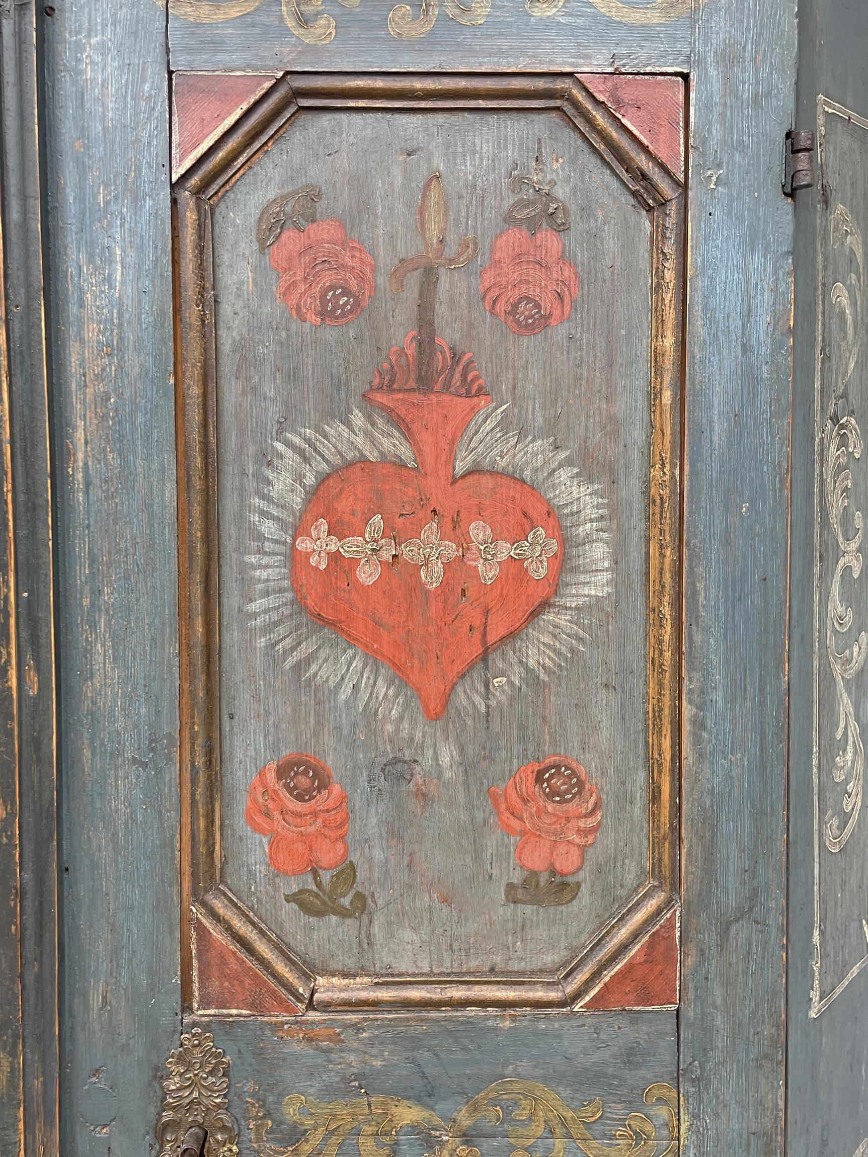 Armoire Tyrolienne à deux portes peinte de fleurs bleues de 1807 en vente 6