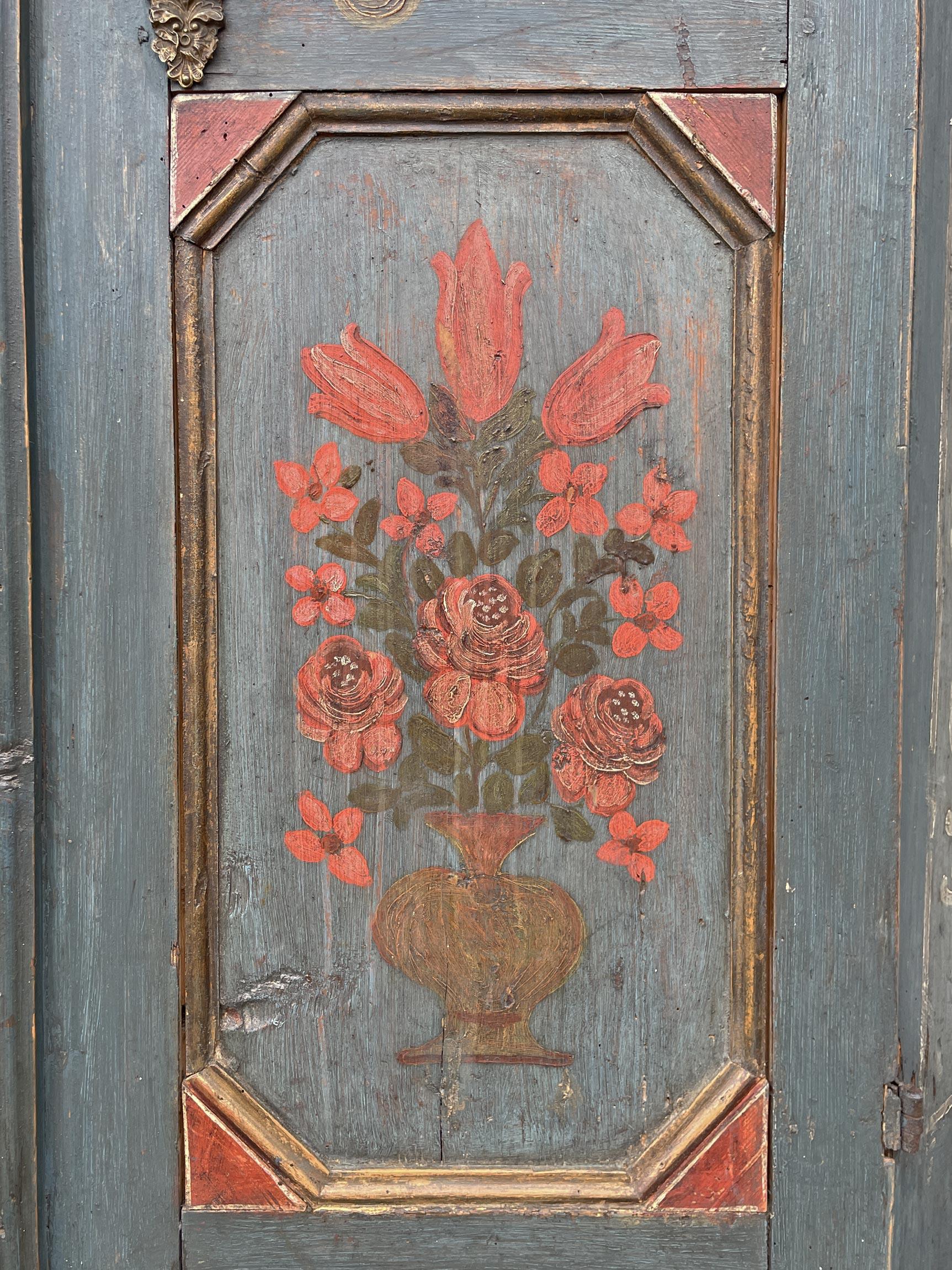 Armoire Tyrolienne à deux portes peinte de fleurs bleues de 1807 en vente 7