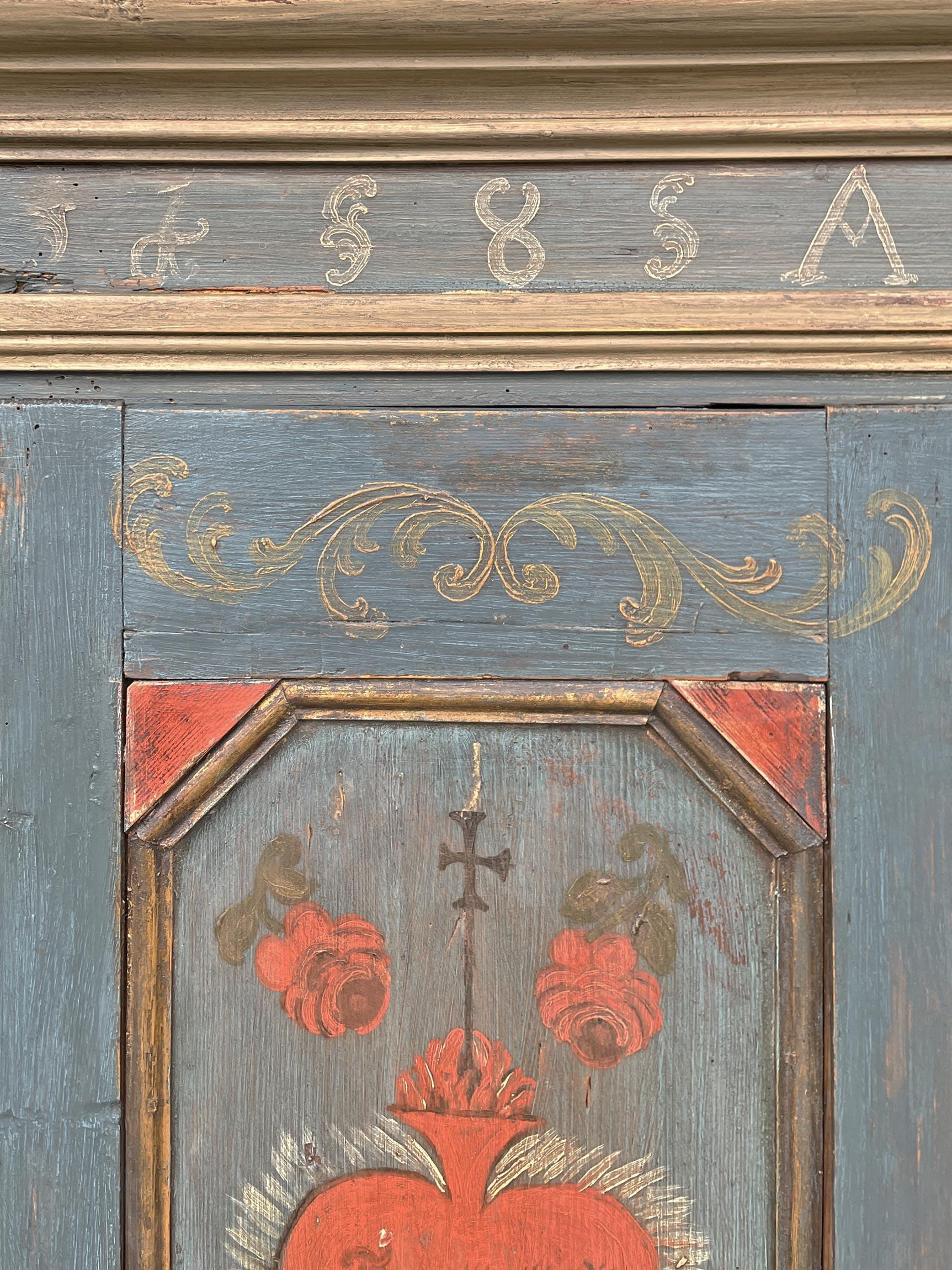 Armoire Tyrolienne à deux portes peinte de fleurs bleues de 1807 en vente 9