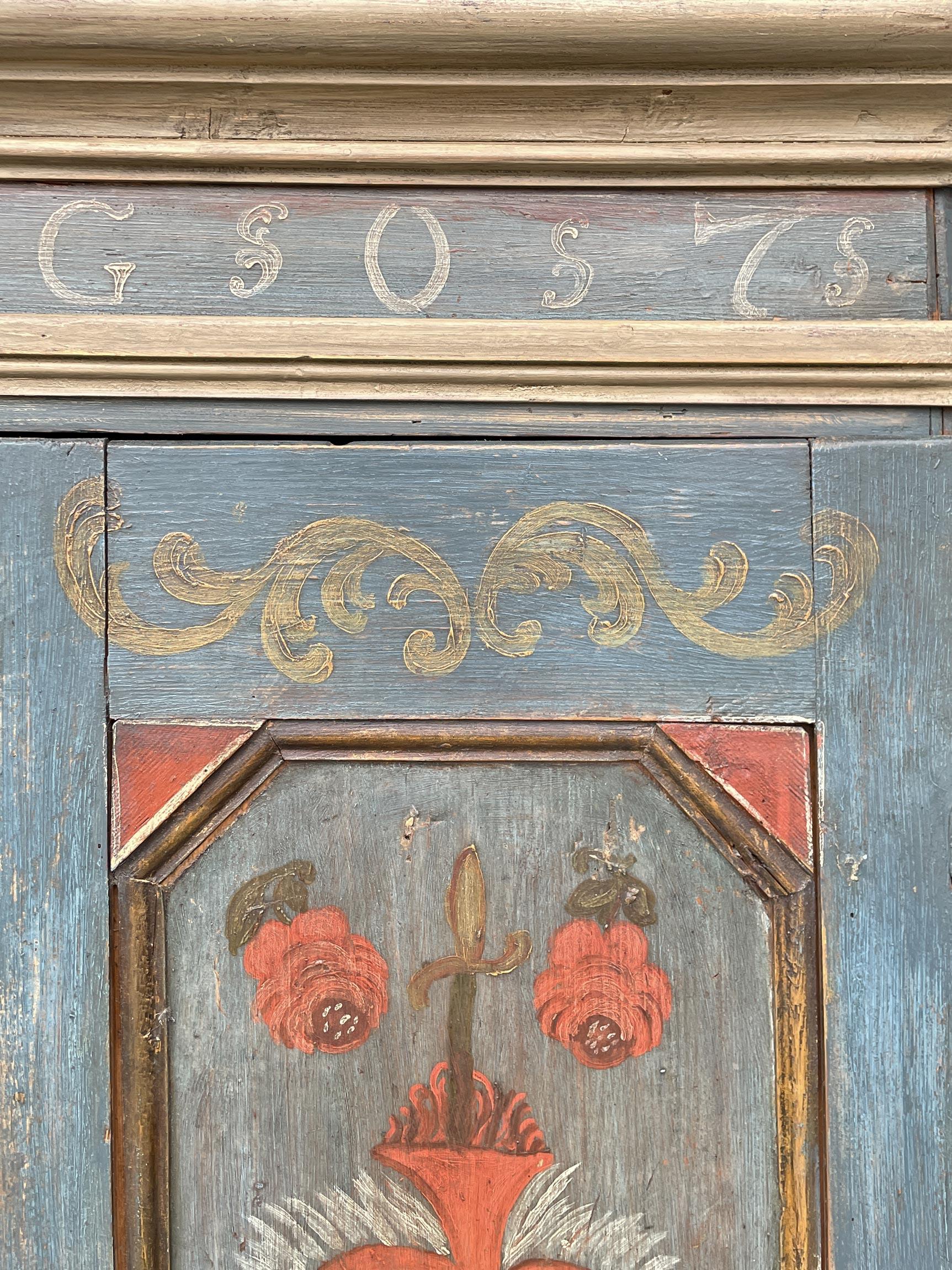 Armoire Tyrolienne à deux portes peinte de fleurs bleues de 1807 en vente 10