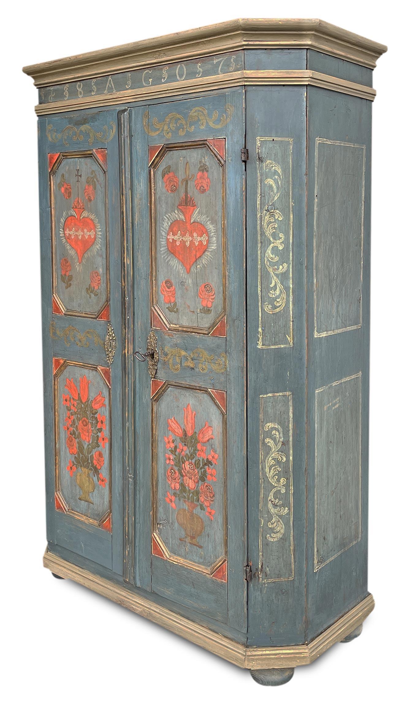 Sapin Armoire Tyrolienne à deux portes peinte de fleurs bleues de 1807 en vente