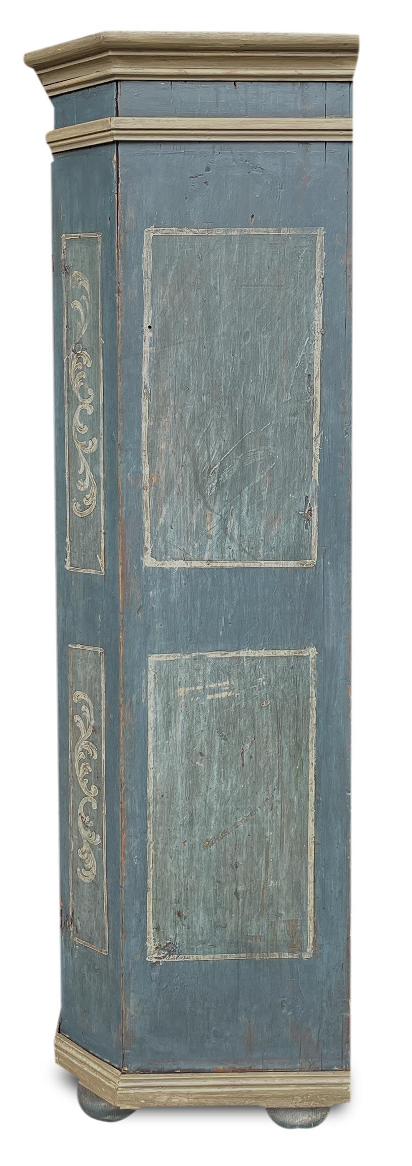 1807 Blauer, geblümt bemalter Tiroler Kleiderschrank mit zwei Türen im Angebot 1