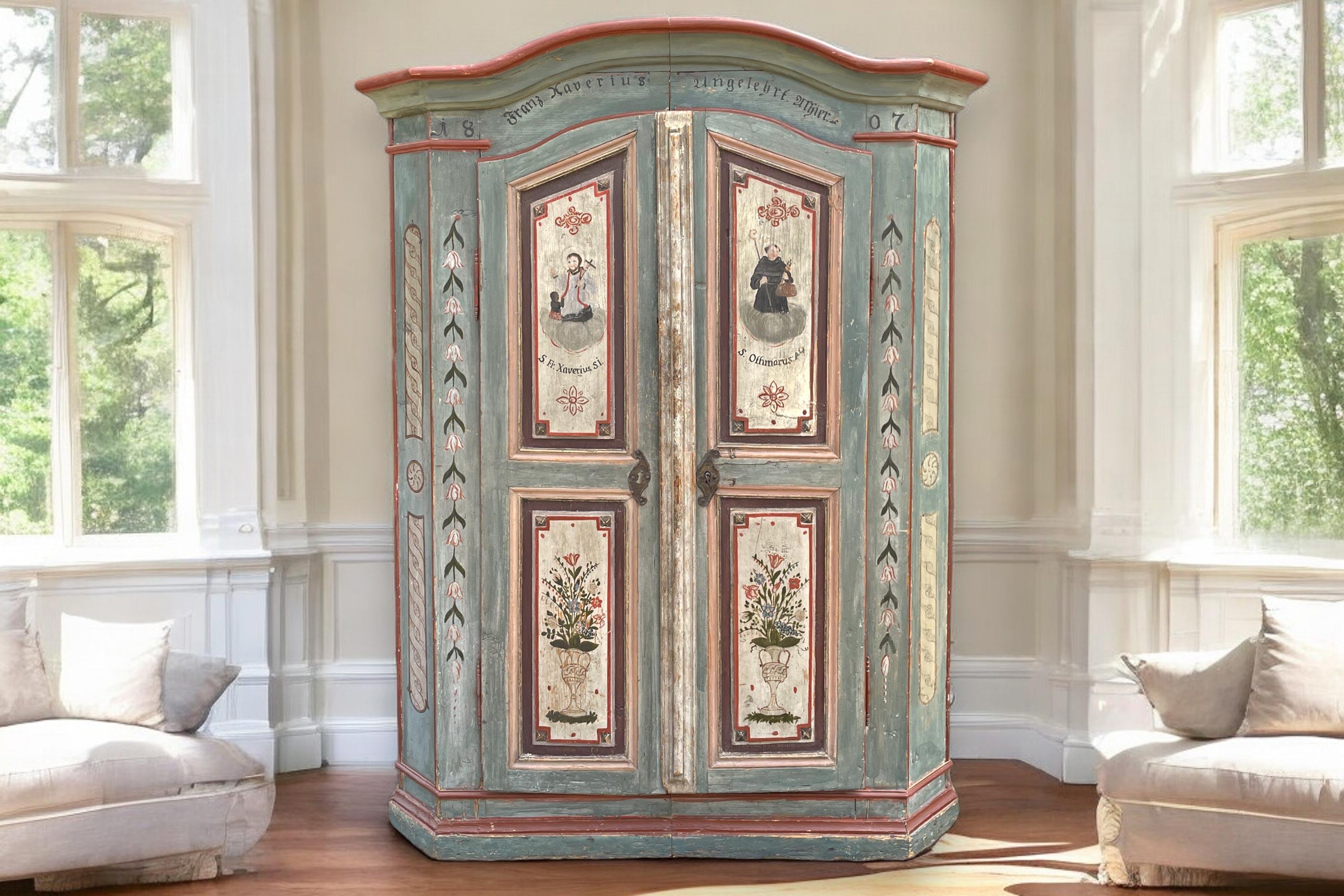 1807 Floral Painted Light Blue Cabinet

Dimension: H. 188 cm – W. 131 (146 to the corners) cm – D. 47 (55 to the corners) cm
Era: 1807
Origin: Tyrol
Essence: Fir

Description

Fascinating antique painted wardrobe in light blue. The wardrobe