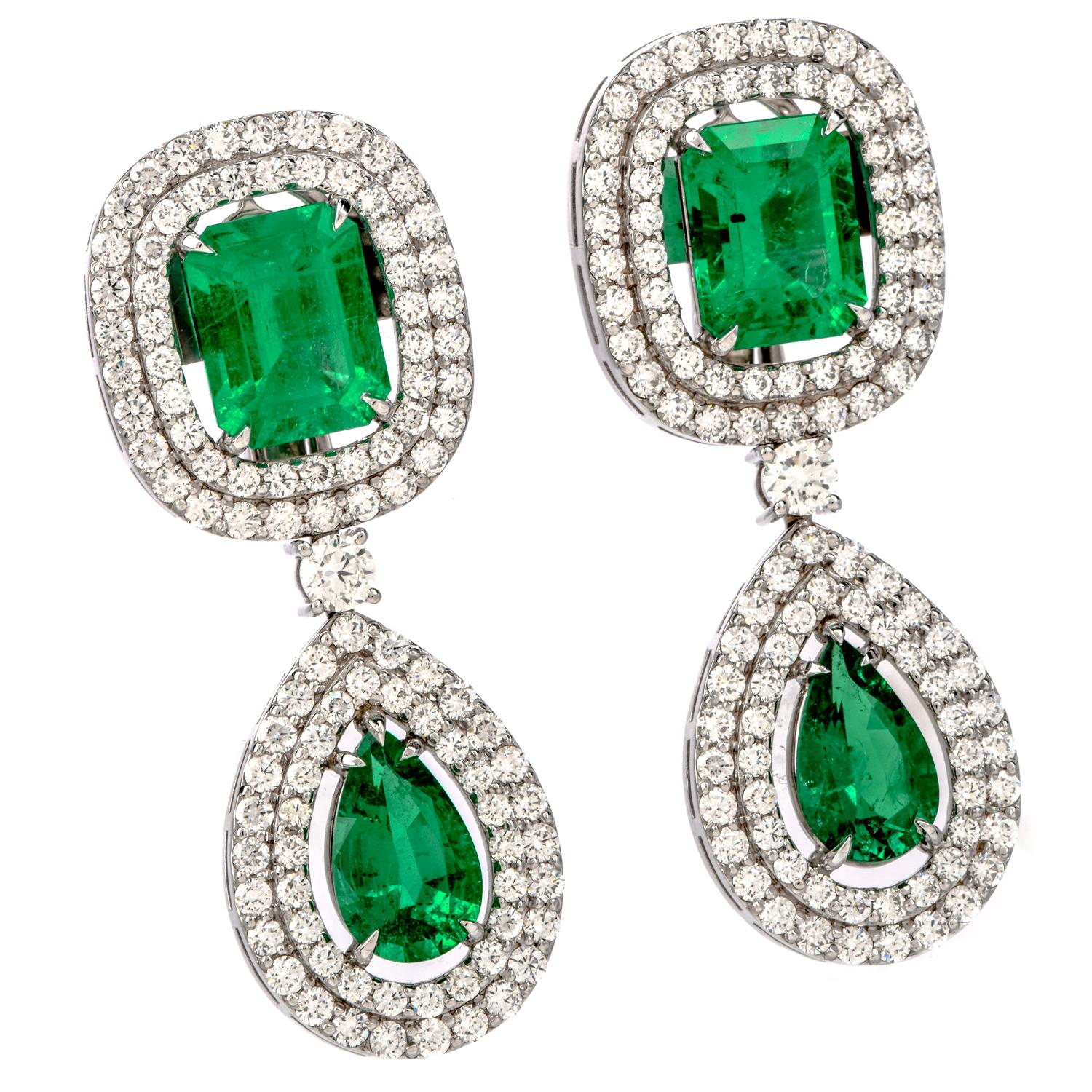 Brillez de mille feux avec ces boucles d'oreilles en or 18 carats avec un halo d'émeraude colombienne diamantée de 18.08 carats !  Ces éblouissantes boucles d'oreilles pendantes sont fabriquées en or blanc 18 carats. 

Il y a quatre véritables