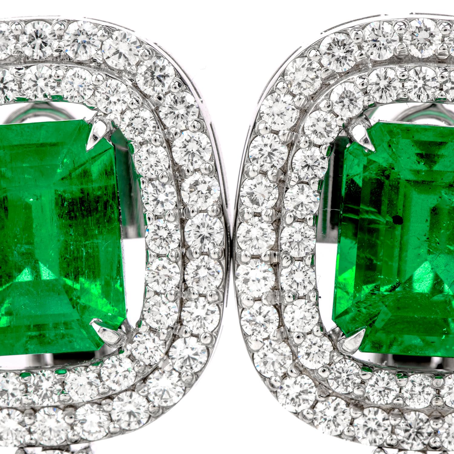 Moderne Boucles d'oreilles en goutte en or 18 carats avec halo de diamants et émeraudes de Colombie de 18,08 carats en vente