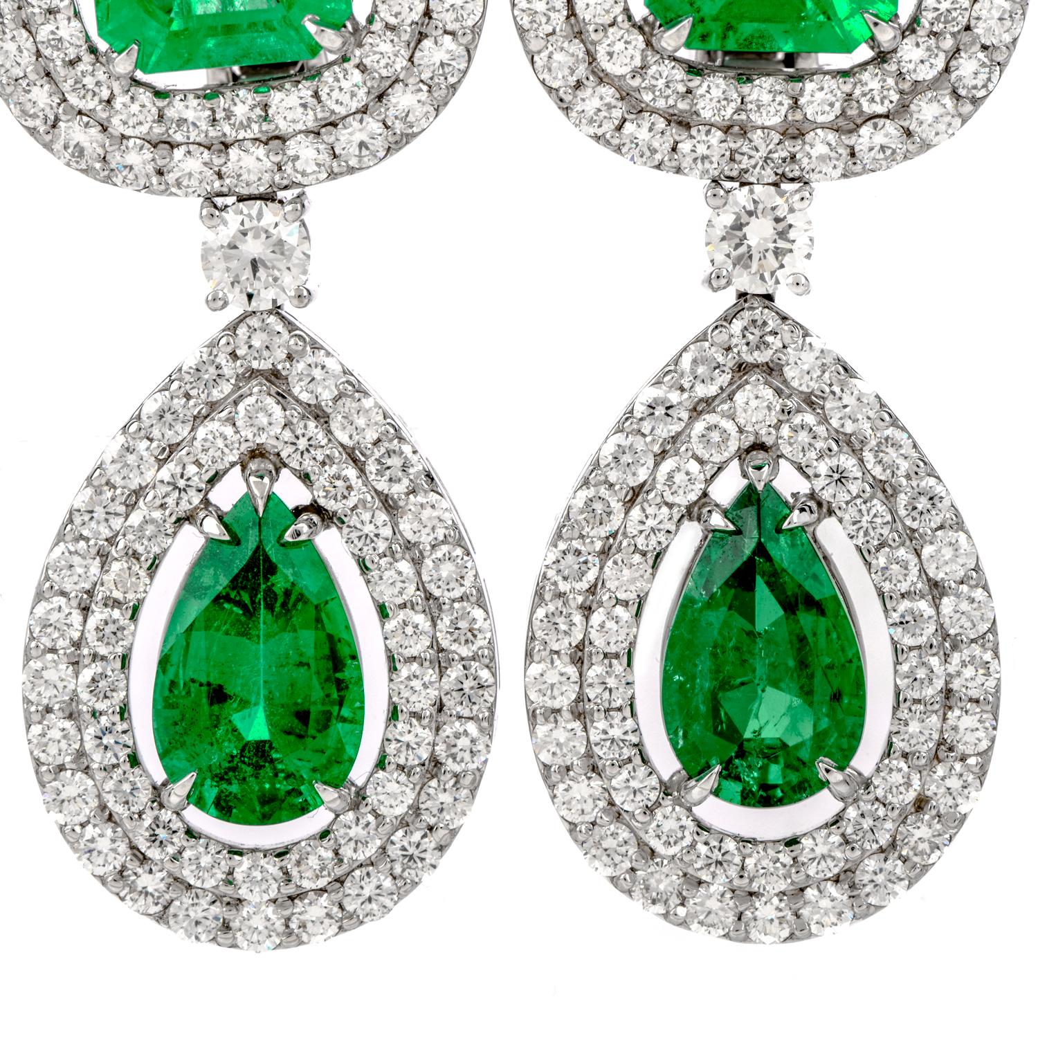 Boucles d'oreilles en goutte en or 18 carats avec halo de diamants et émeraudes de Colombie de 18,08 carats Pour femmes en vente