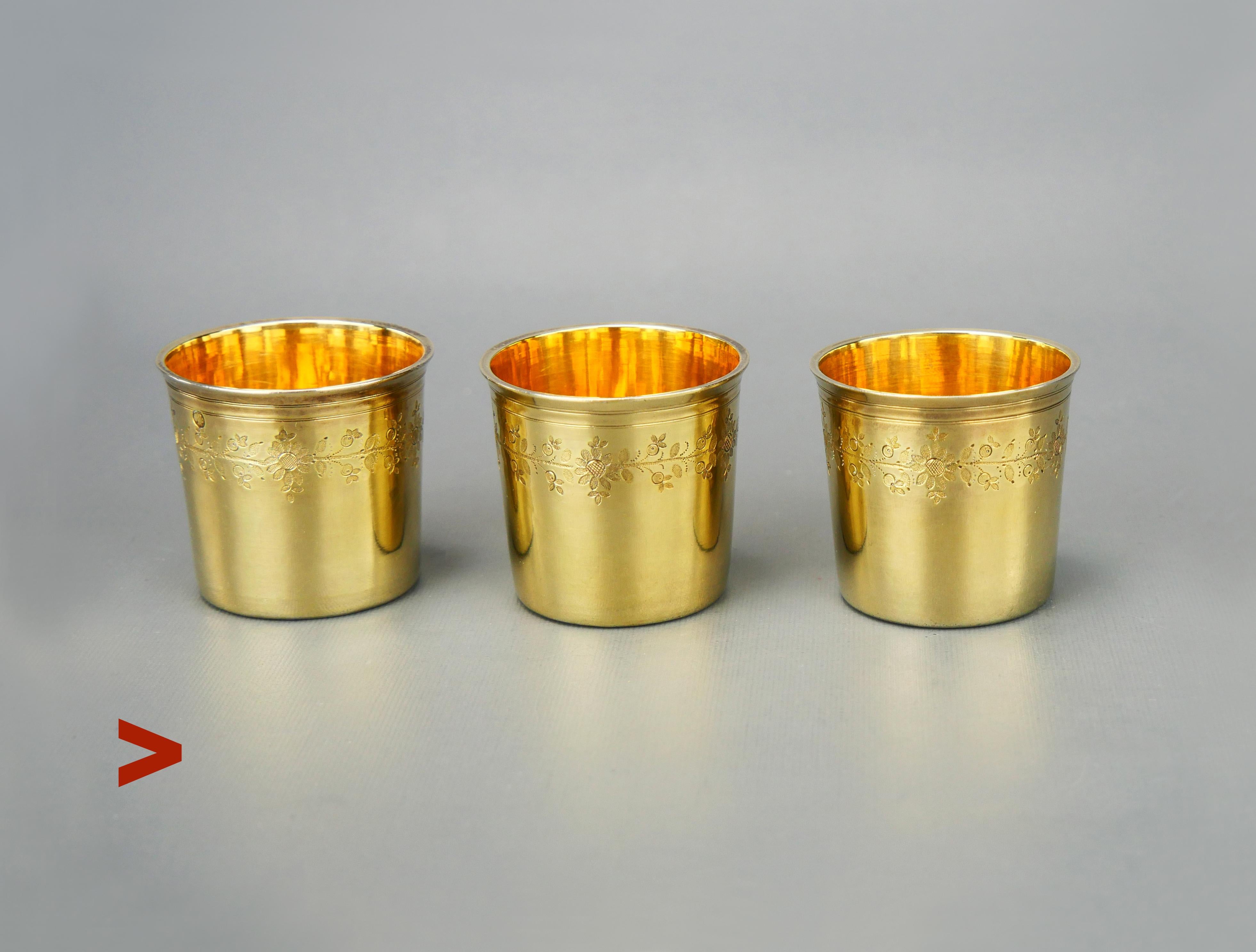 Splendido trio di antichi bicchieri d'argento dorati di epoca imperiale francese o di bicchierini! 

Bello  fatto a mano  pezzi con cesellatura continua  decorazioni floreali ed eccellente doratura applicata su tutti i lati. 

Ciascun becher